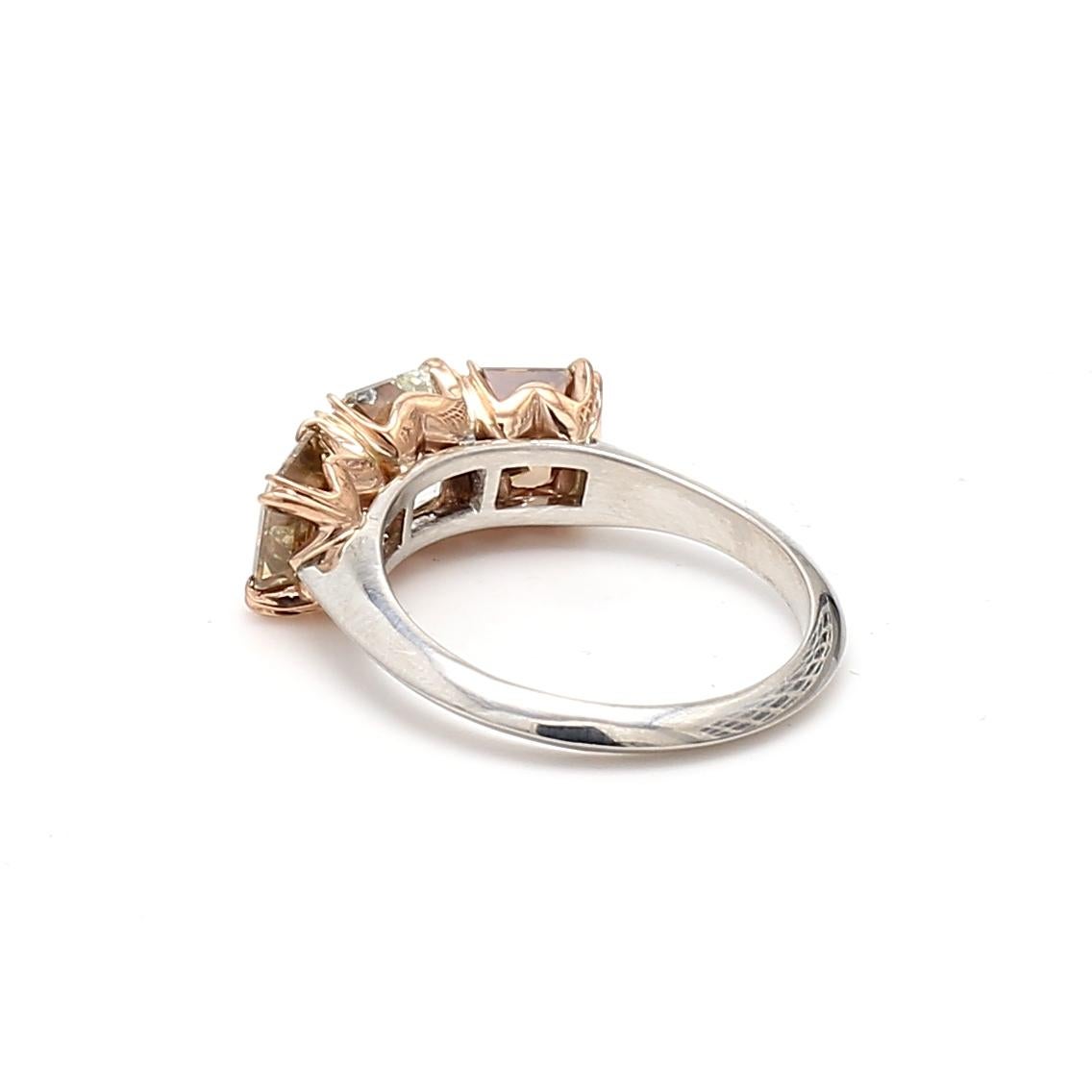 Bague à trois pierres en or 18 carats avec diamants fantaisie taille Asscher de 4,06 carats Y-O-B en vente 2