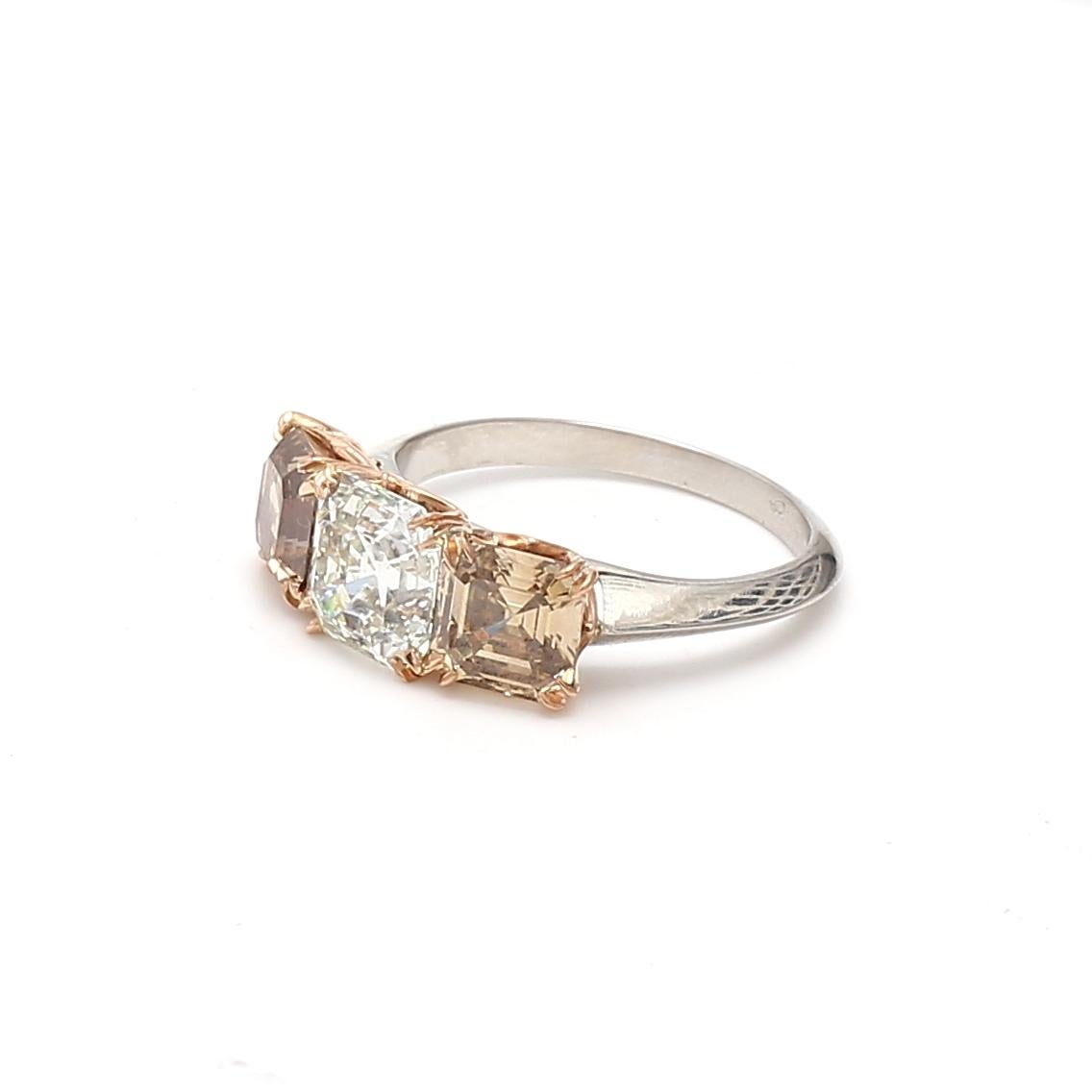 Bague à trois pierres en or 18 carats avec diamants fantaisie taille Asscher de 4,06 carats Y-O-B en vente 3