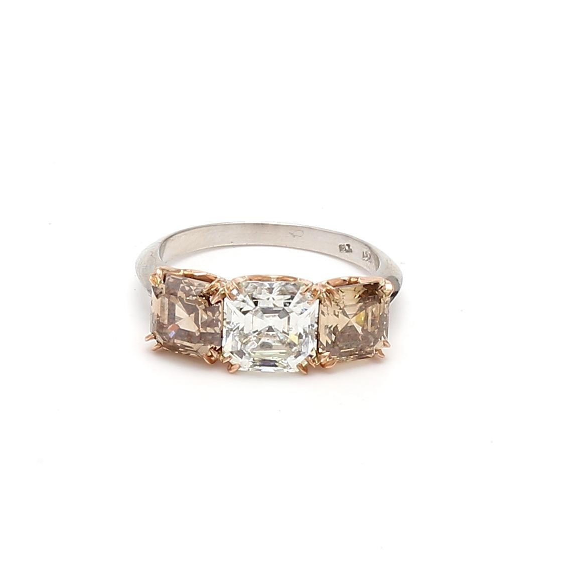 Bague à trois pierres en or 18 carats avec diamants fantaisie taille Asscher de 4,06 carats Y-O-B en vente 4