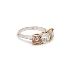 4,06 Karat Asscher-Schliff Fancy Gelber Orange Diamant 18K Gold Drei-Stein-Ring