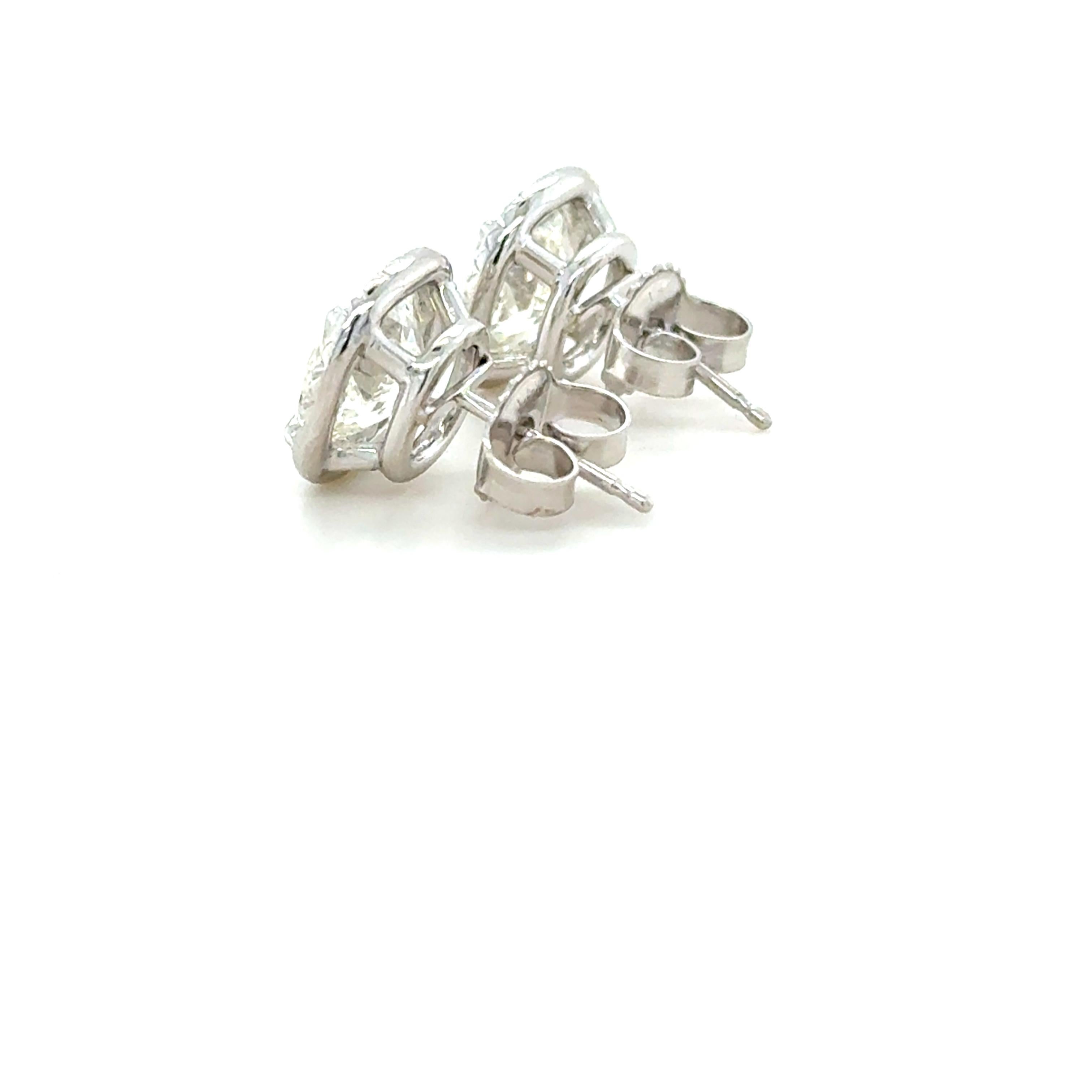 Pendientes de diamantes talla cojín de 4,06 quilates en Excelente estado para la venta en Chicago, IL