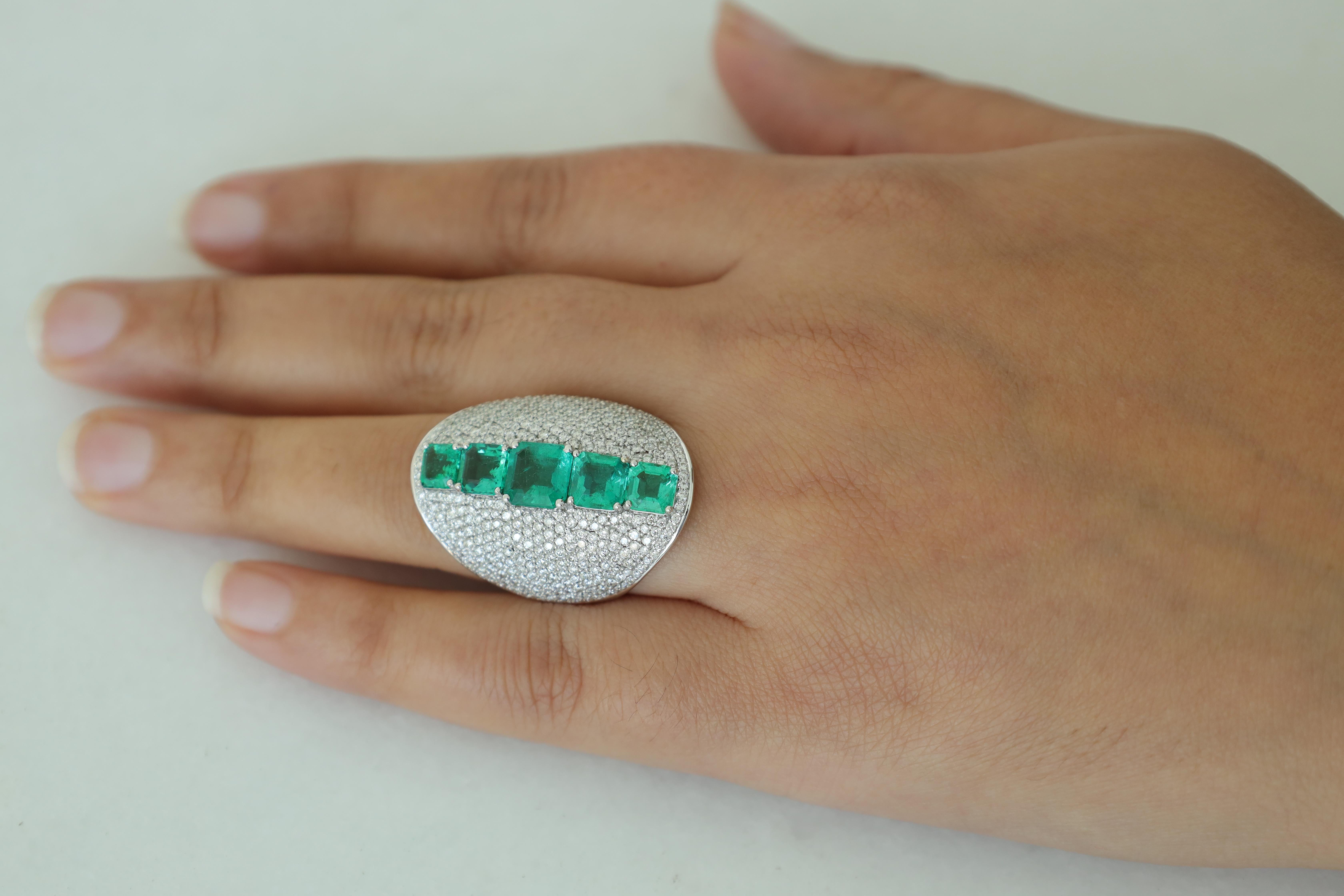 4.06 Carat Emerald & Diamond Cocktail Ring Set in White Gold In New Condition For Sale In Jaipur, Rajasthan