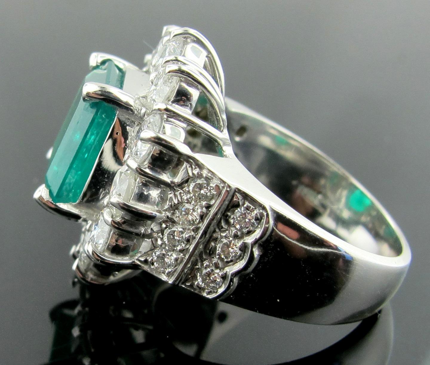 4.06 Carat Emerald Ring with 2.22 Carat of Diamond For Sale 1