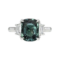 4,06 Karat GIA Montana Grüner Blauer Saphir Drei Stein Platin Ring