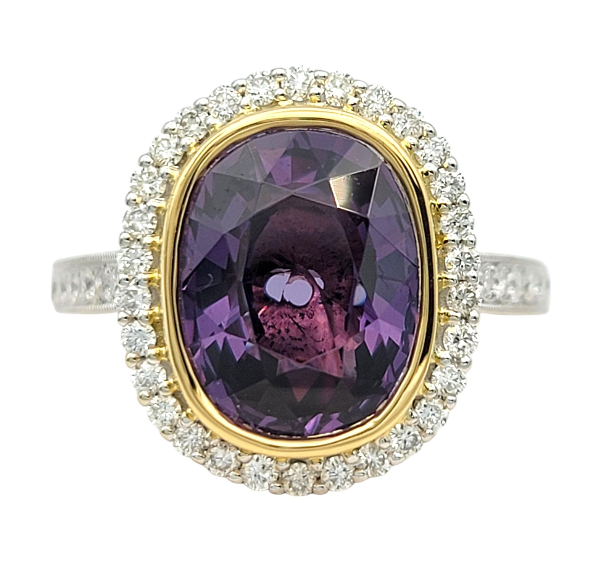 Ringgröße: 

Ein dramatisches Statement von Seltenheit und Eleganz ist dieser auffällige Ring mit einem fesselnden ovalen Farbwechselgranat, der bei Glühlampenlicht von einem sehr dunklen bläulichen Grün zu einem tiefen, kräftigen rötlichen Violett