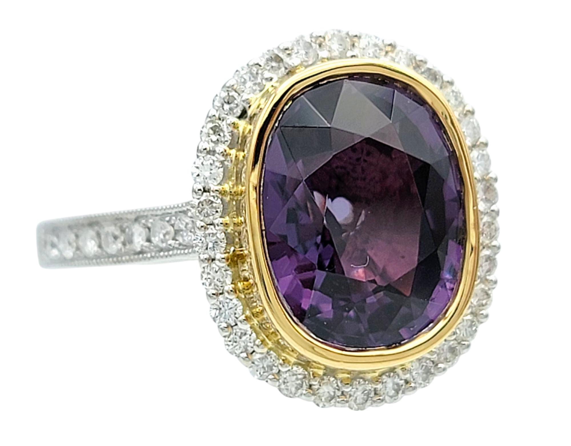 4,06 Karat Ovalschliff Farbwechsel-Granatring mit Diamant-Halo aus 18 Karat Gold (Zeitgenössisch) im Angebot