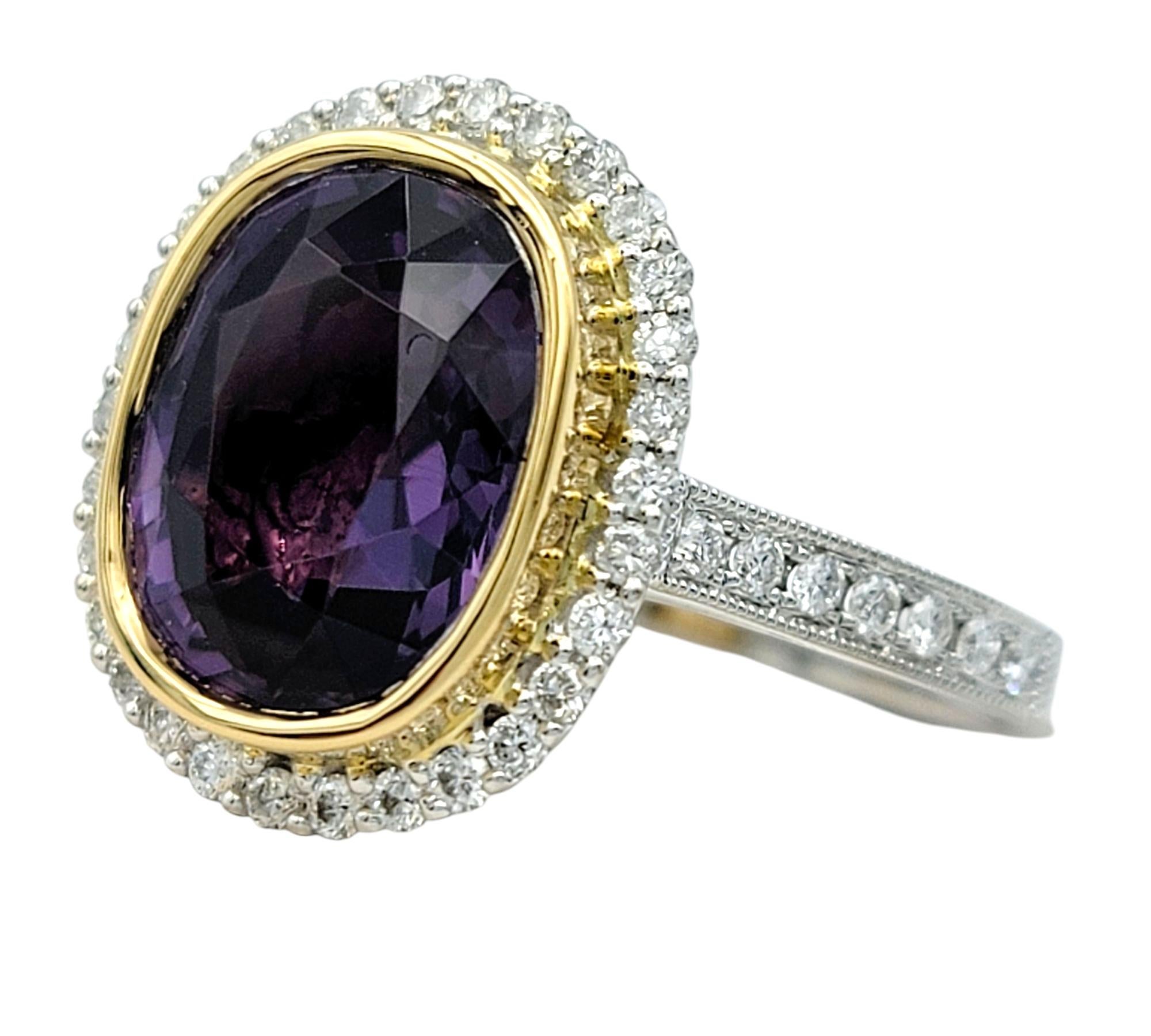 4,06 Karat Ovalschliff Farbwechsel-Granatring mit Diamant-Halo aus 18 Karat Gold Damen im Angebot