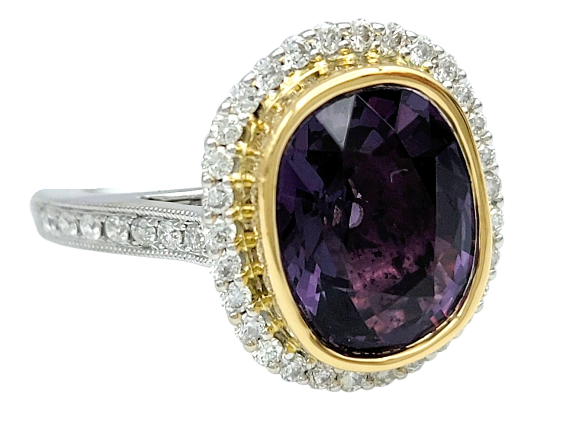 4,06 Karat Ovalschliff Farbwechsel-Granatring mit Diamant-Halo aus 18 Karat Gold im Angebot 1