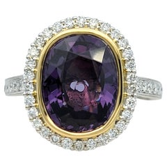 Bague en or 18 carats avec grenat de taille ovale de 4,06 carats à couleur changeante et halo de diamants