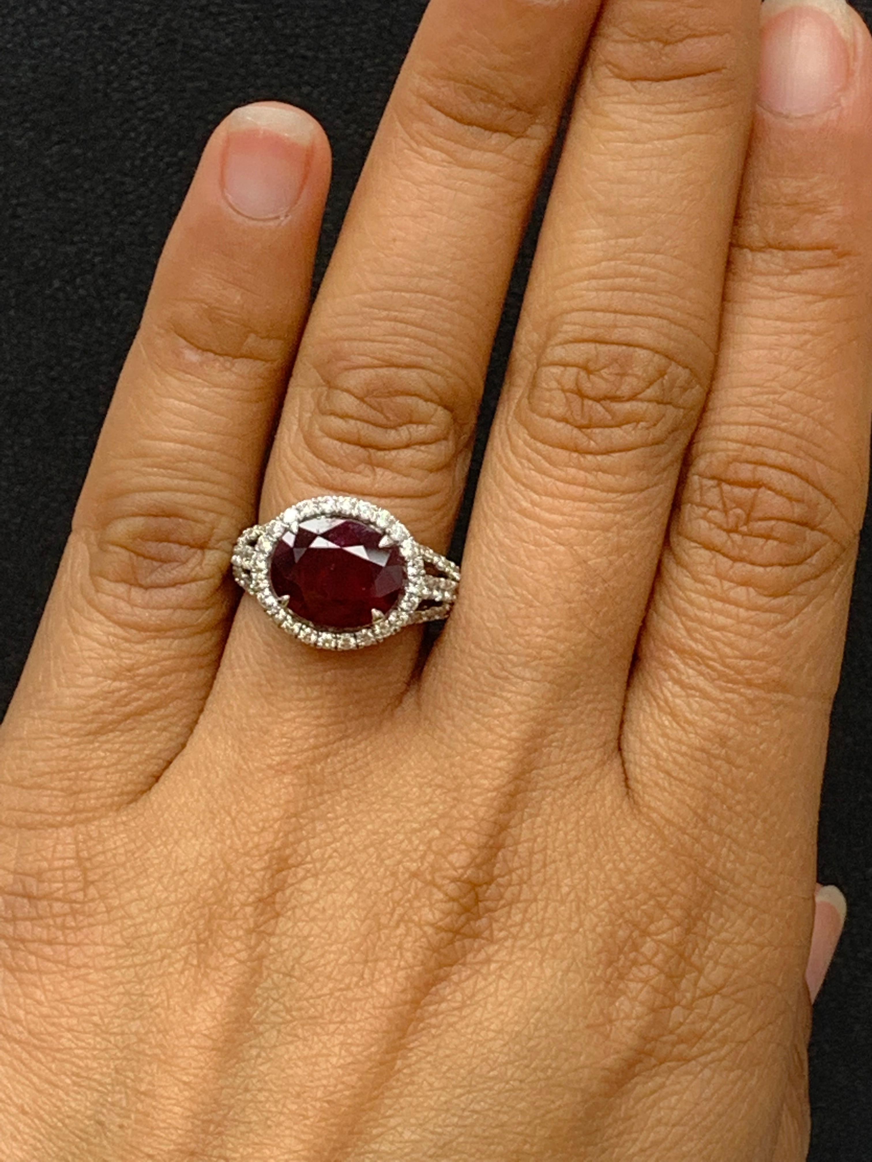 Bague cocktail en or blanc 14 carats avec diamants et rubis ovale de 4,06 carats en vente 4