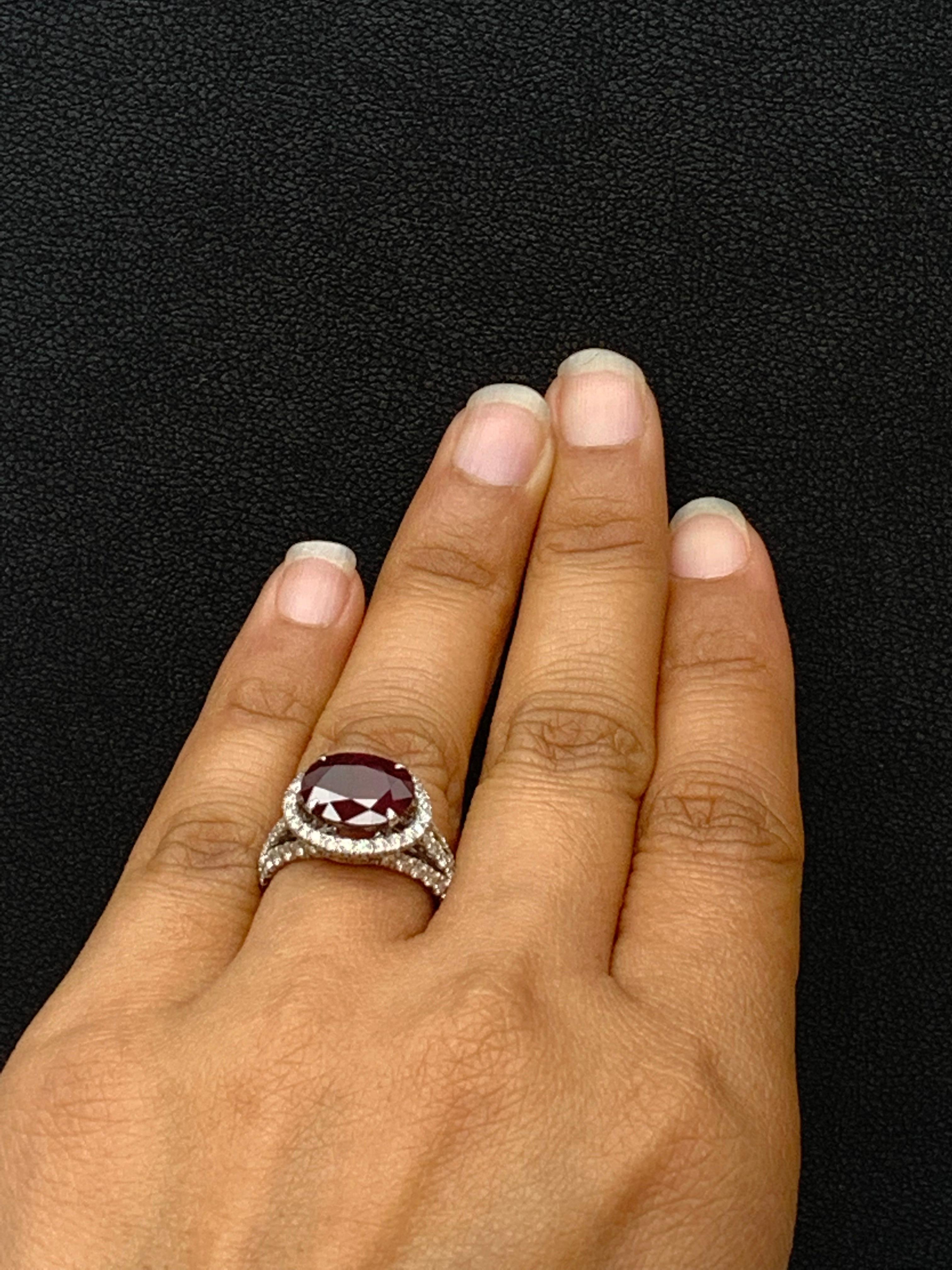 Bague cocktail en or blanc 14 carats avec diamants et rubis ovale de 4,06 carats en vente 5