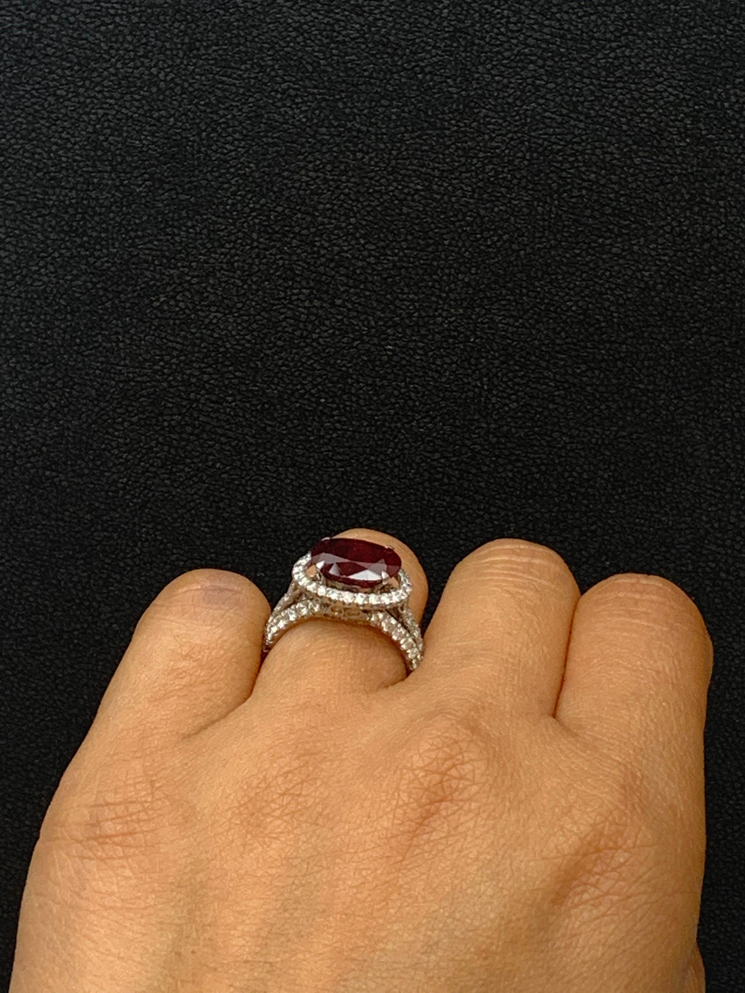 Bague cocktail en or blanc 14 carats avec diamants et rubis ovale de 4,06 carats en vente 6