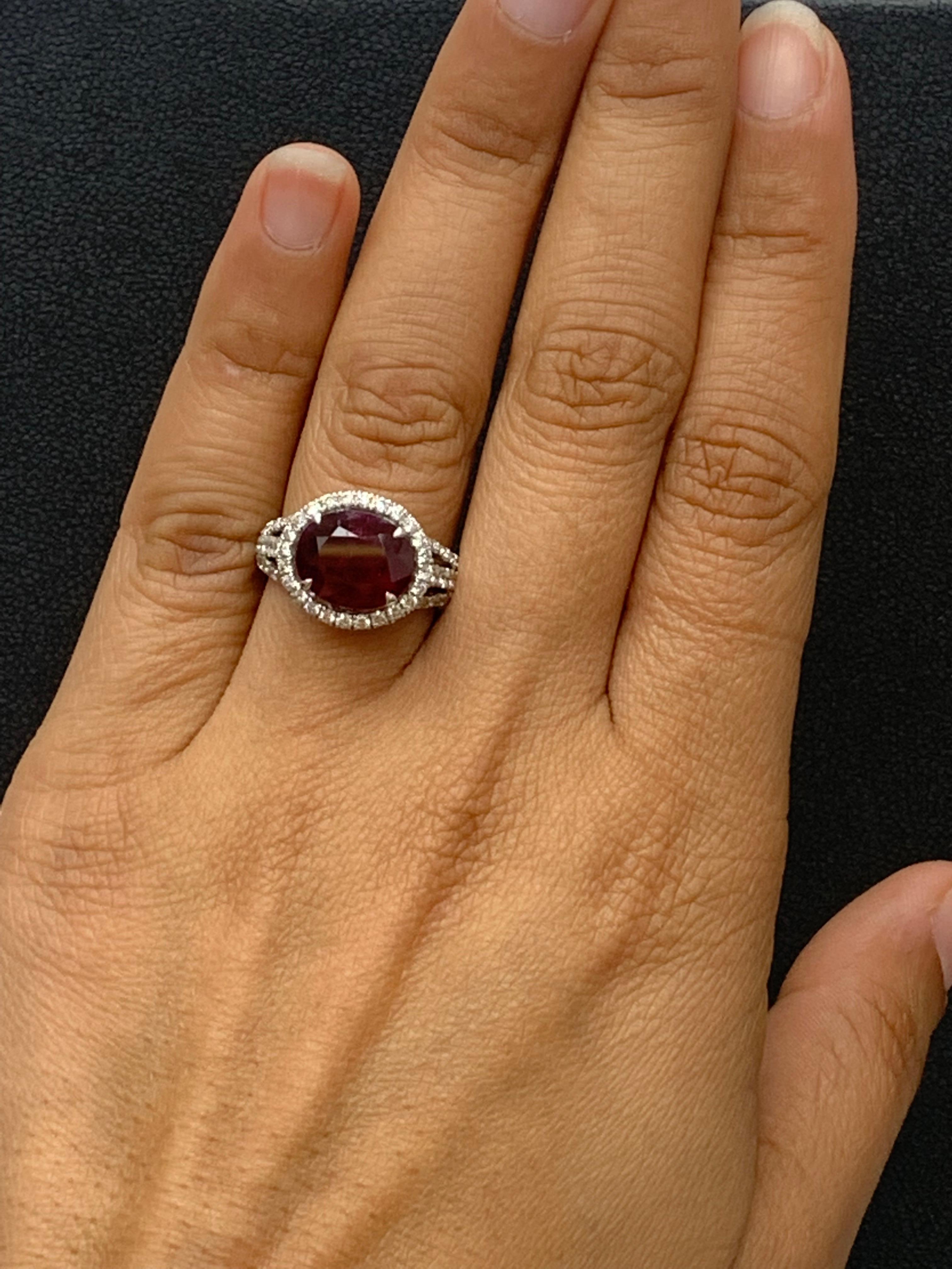 Bague cocktail en or blanc 14 carats avec diamants et rubis ovale de 4,06 carats en vente 8