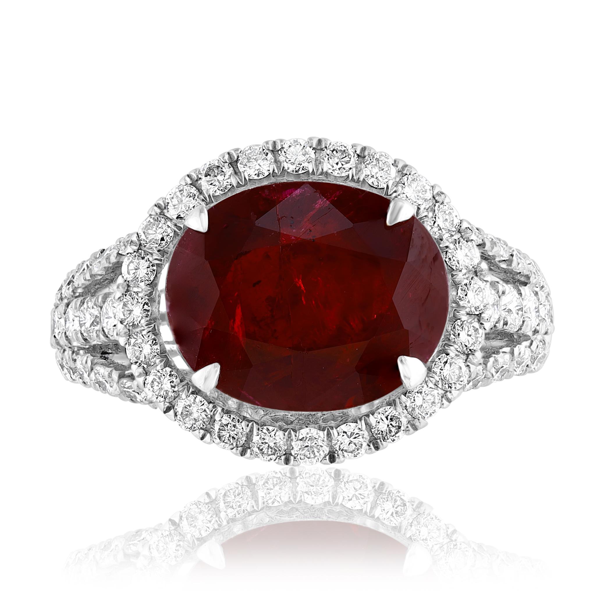 Cette élégante bague de cocktail met en valeur un rubis ovale de 4,06 carats, riche en couleurs, placé horizontalement et entouré d'une rangée de diamants ronds de taille brillant en forme de halo. 26 diamants pèsent 1,62 carat au total. Fabriqué en