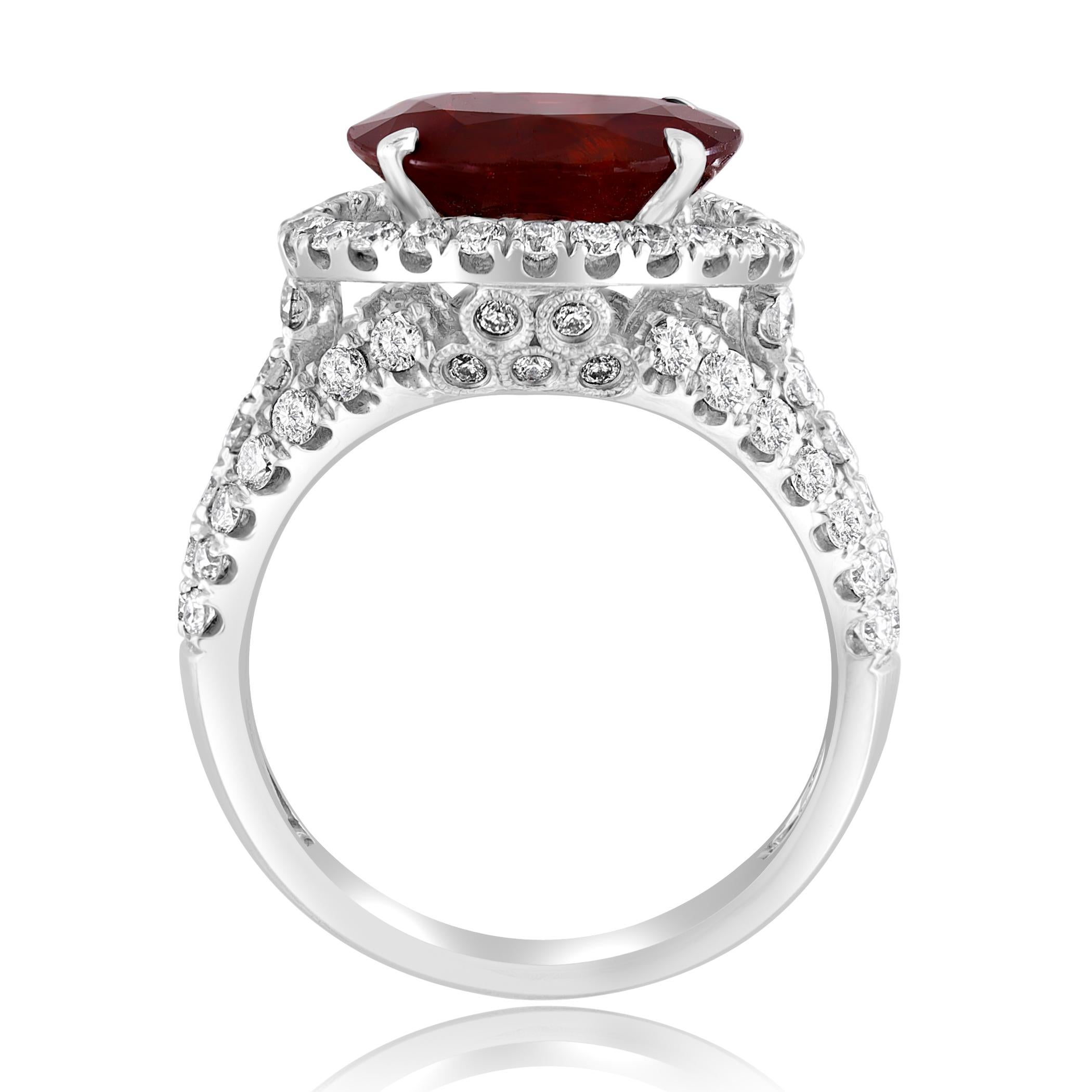 Moderne Bague cocktail en or blanc 14 carats avec diamants et rubis ovale de 4,06 carats en vente