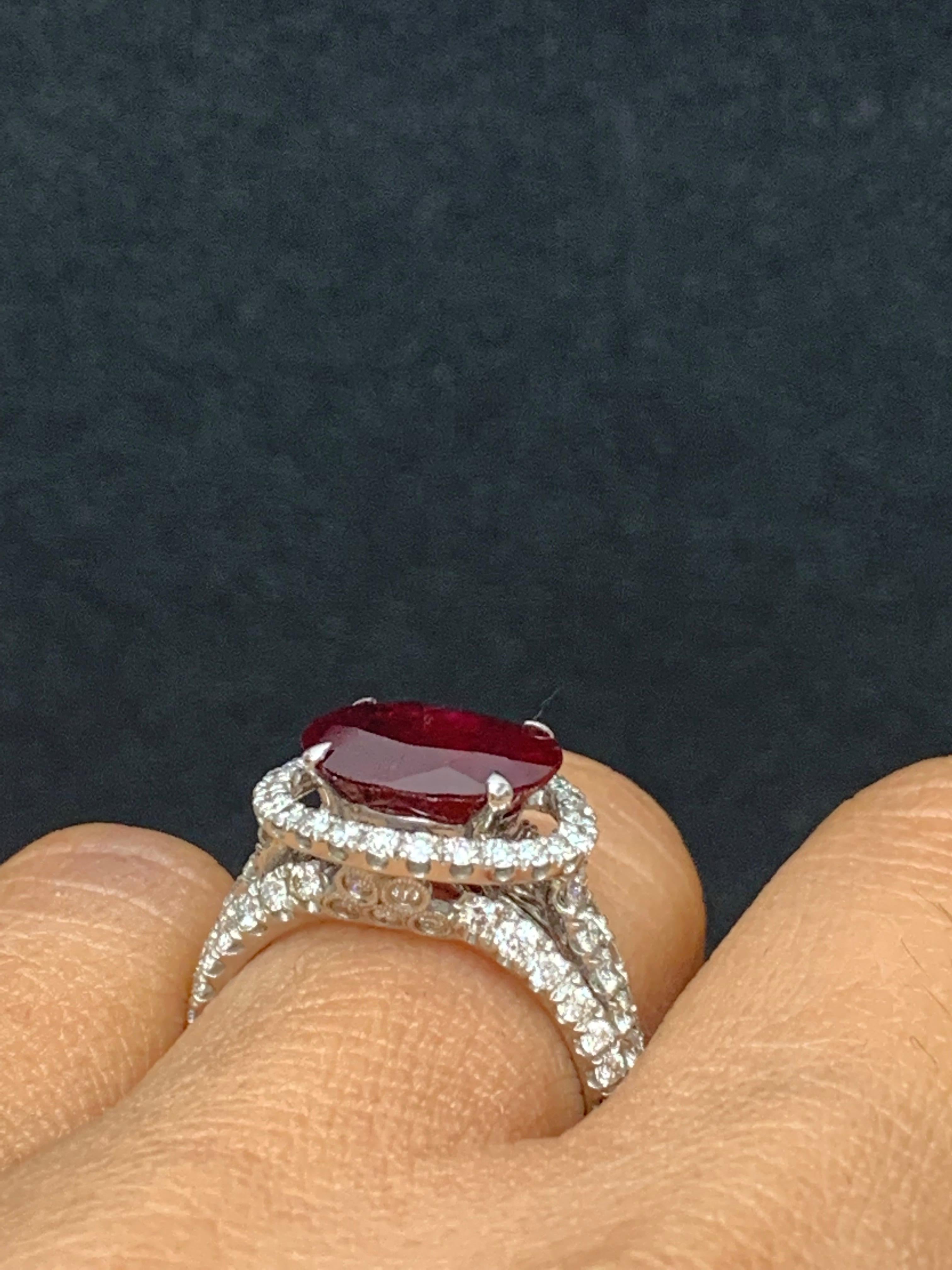 Bague cocktail en or blanc 14 carats avec diamants et rubis ovale de 4,06 carats en vente 1
