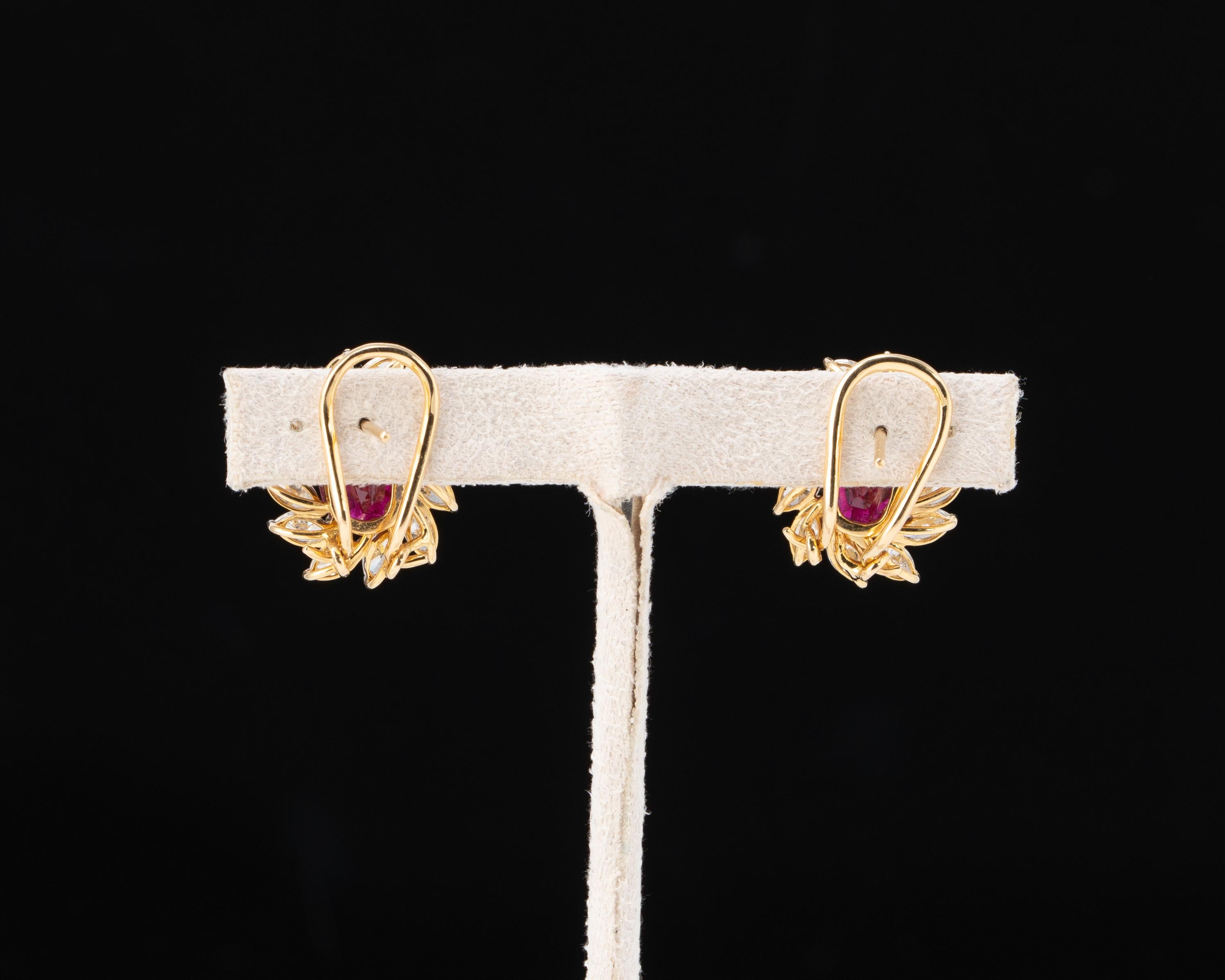 Taille ovale Clous d'oreilles en rubis ovale et diamants de 4,06 carats en vente