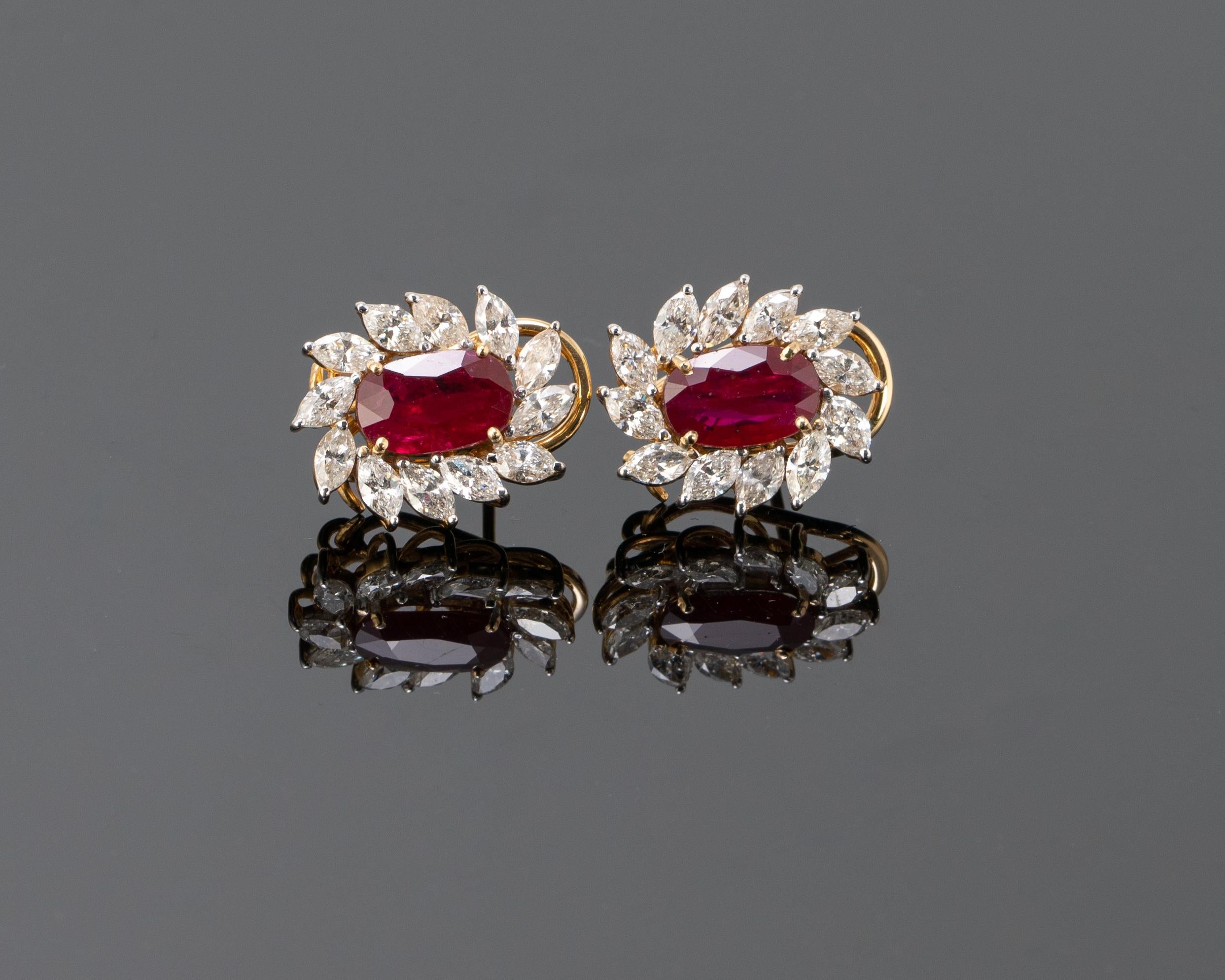 Clous d'oreilles en rubis ovale et diamants de 4,06 carats Neuf - En vente à Bangkok, Thailand