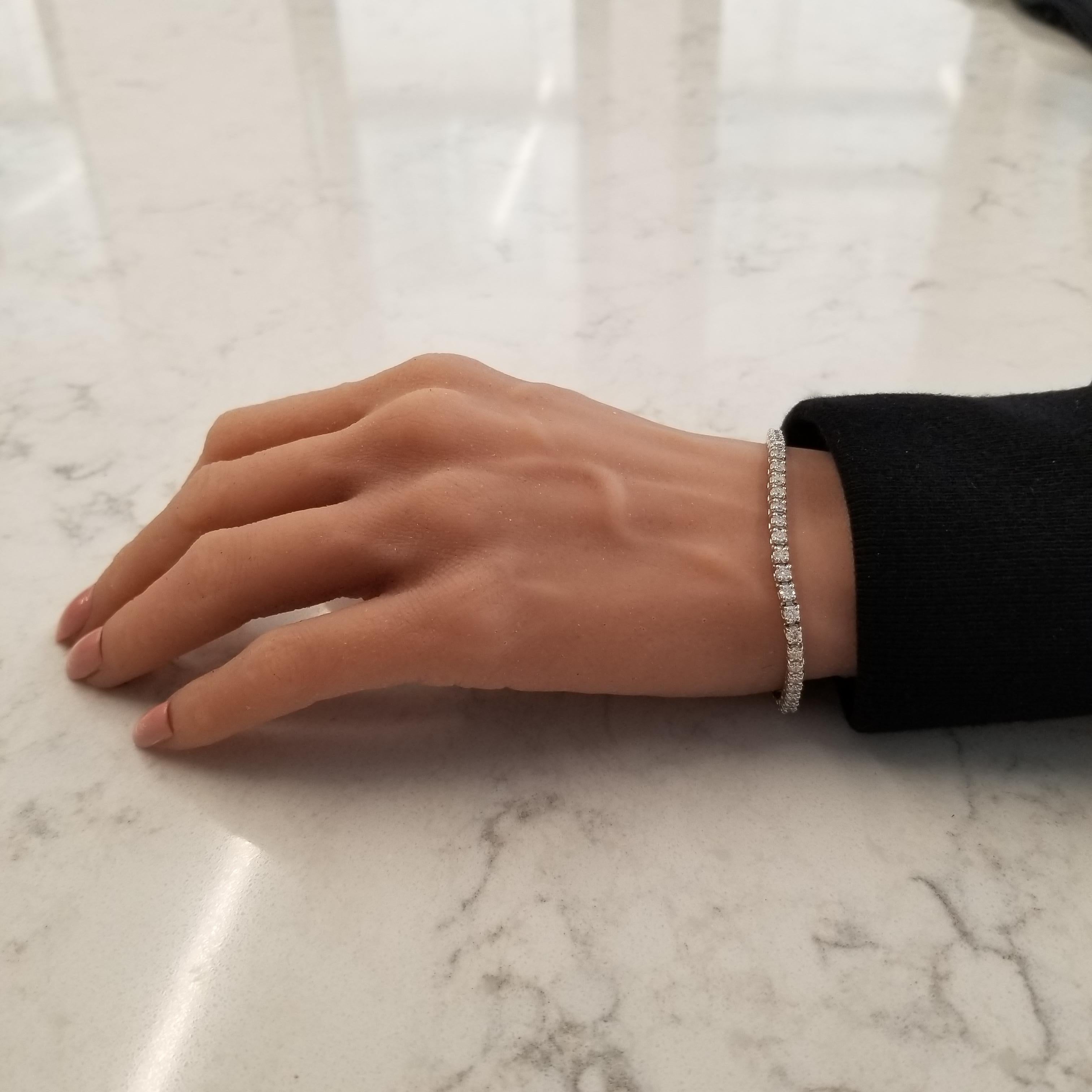 Pulsera de 4 puntas de diamante redondo de 4,06 quilates en oro blanco de 14 quilates Timeless Brilliance Contemporáneo en venta