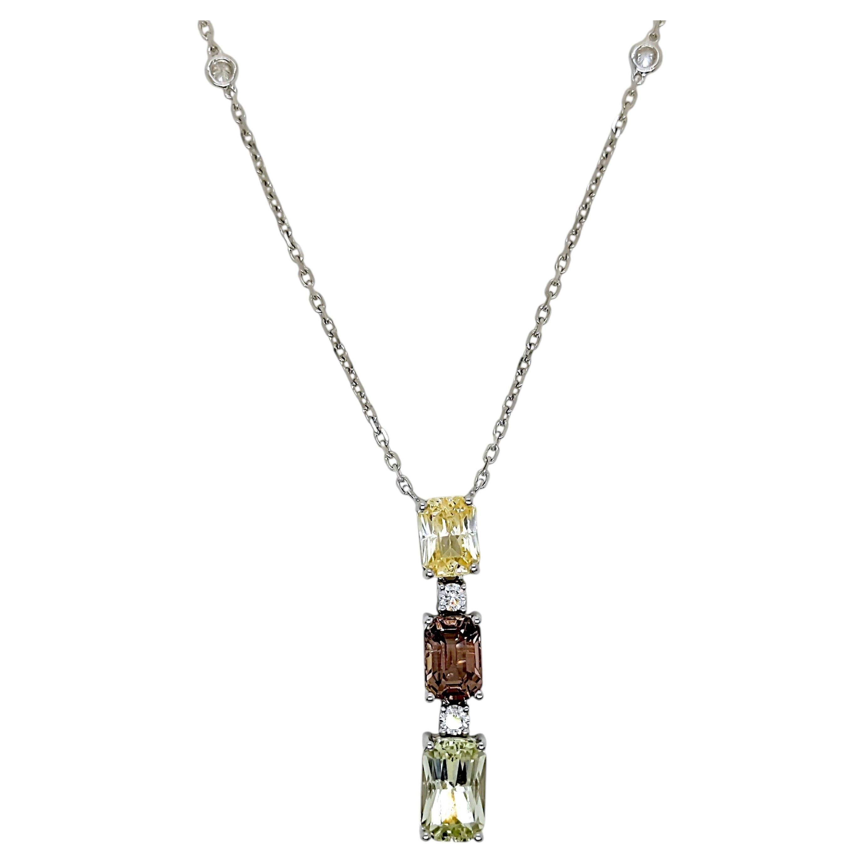 Collar de oro blanco con zafiro de 4,06 quilates y diamantes redondos en venta