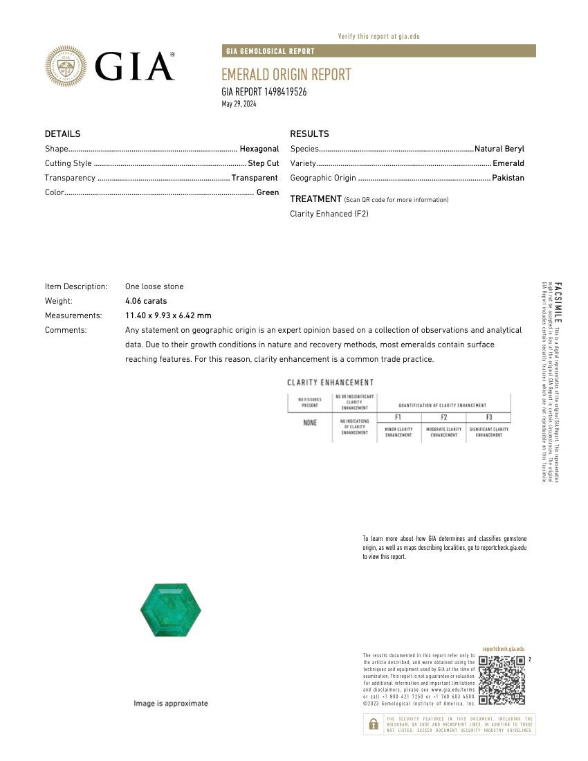 Con un peso de 4,06 quilates, esta esmeralda está tallada en un raro contorno hexagonal escalonado, una forma poco común que maximiza su mesa expansiva y le confiere un toque arquitectónico moderno. Su vivo color verde hierba está uniformemente