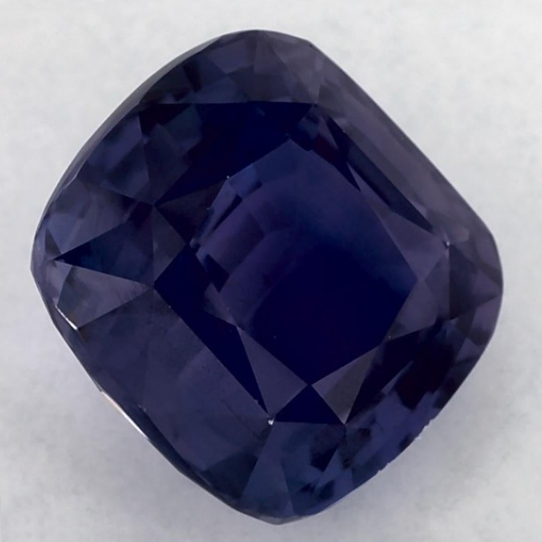Dieser natürliche blaue Saphir bietet Eleganz und Raffinesse. Mit seinem anmutigen Farbton, seiner Klarheit und seinem natürlichen Charakter ist dieser Saphir eine ausgezeichnete Wahl für die Herstellung von maßgeschneiderten Schmuckstücken wie