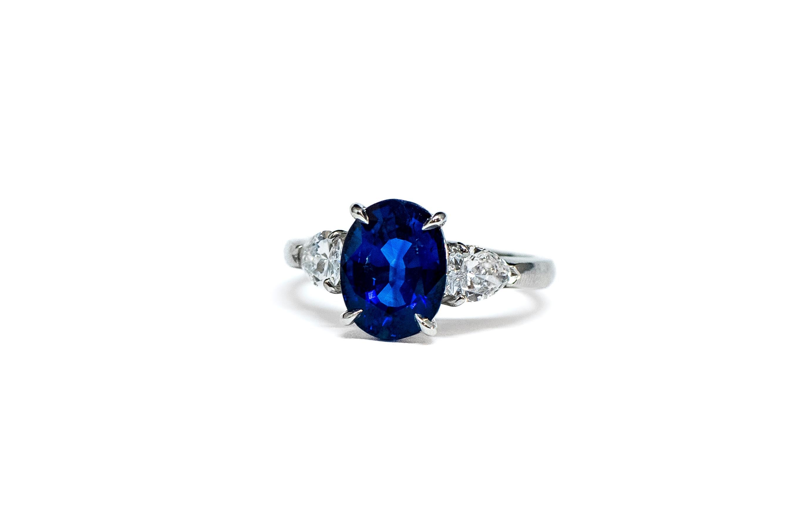 4.06 ct Sapphire & Pear Shape Diamond Ring In New Condition For Sale In Chicago, IL