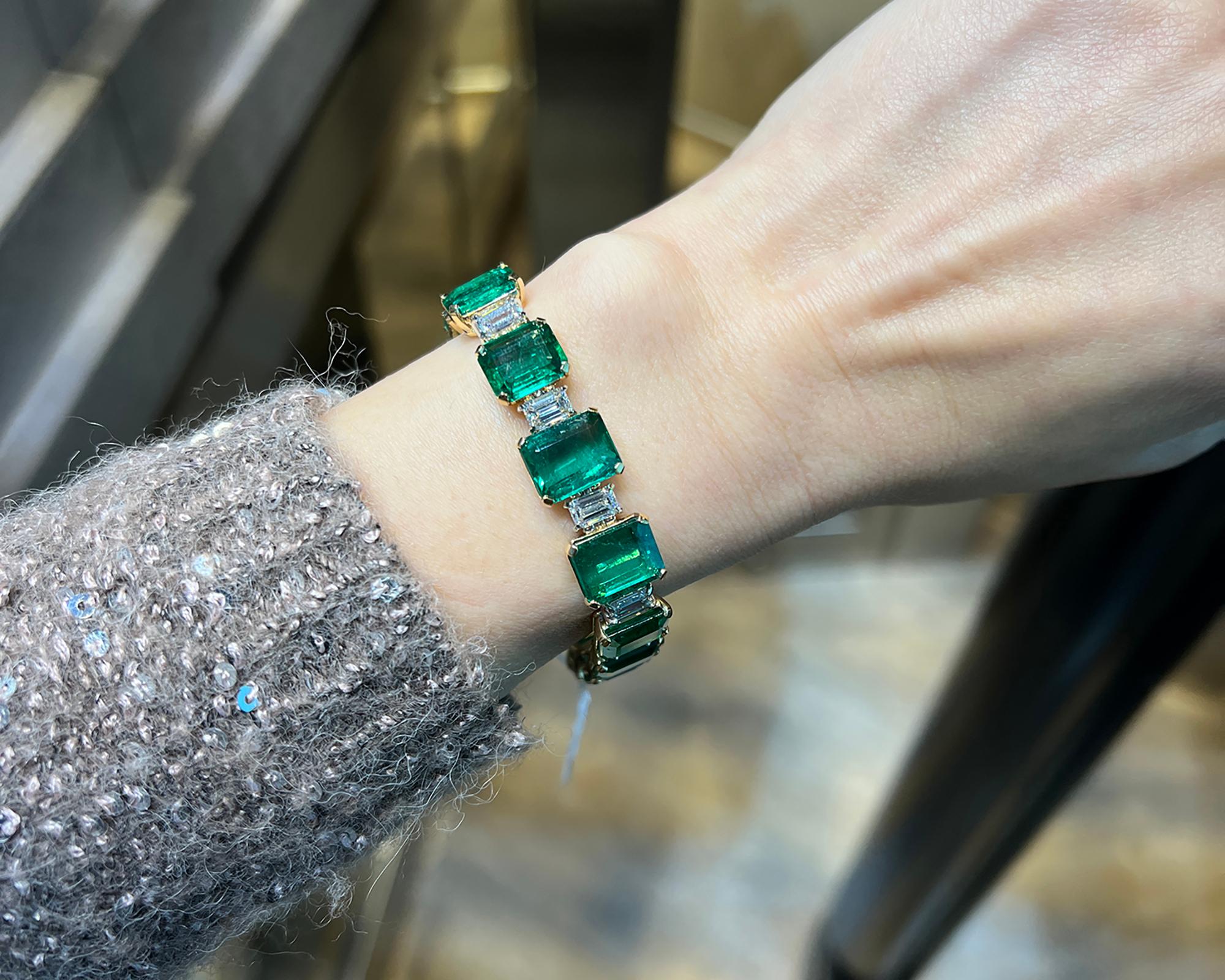 A bracelet set with 14 emerald-cut emeralds with the total weight of 40.63 carats, 2.90 carats each.
The emeralds are of Zambian origin, not certified.
14 emerald-cut diamonds weighing 7.30 carats (0.52 carats each). The diamonds are equivalent to