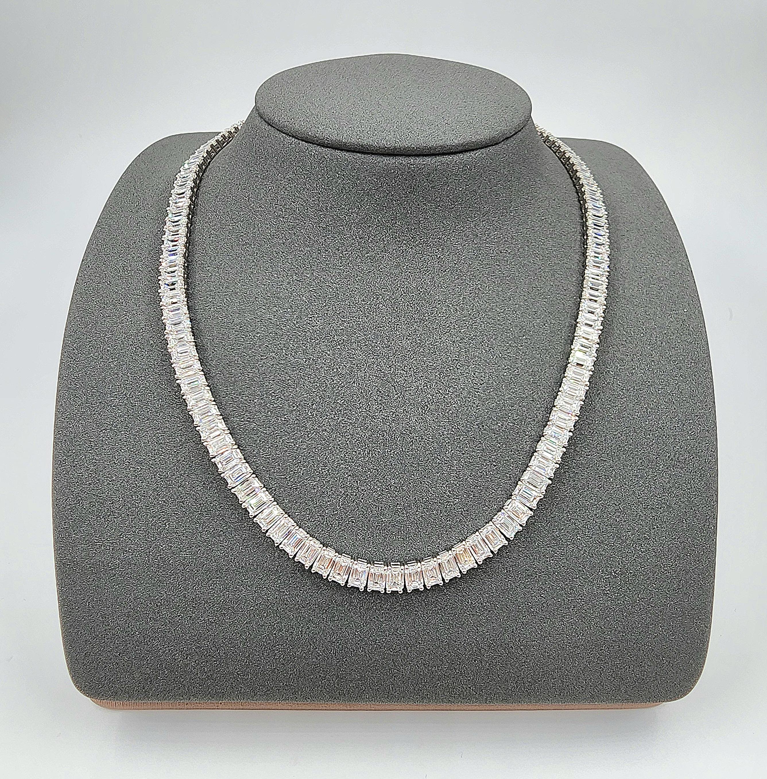 Dieses atemberaubende Diamantencollier hat 120 Diamanten im Smaragdschliff mit einem Gewicht von 40,66 ct. Die Diamanten haben die Farbe E/F und sind VS1-farbig. Dieses prächtige Stück ist ein echter Hingucker.