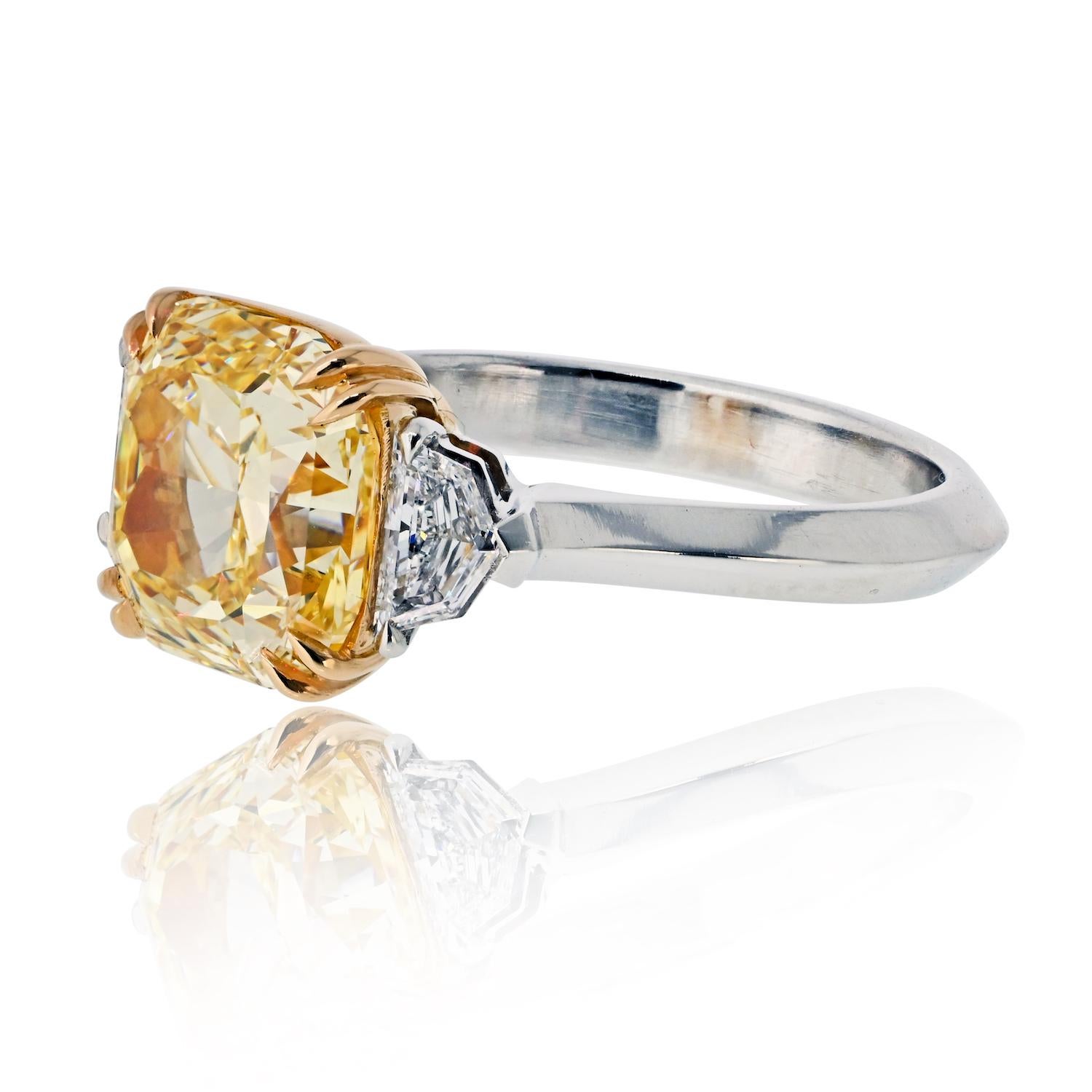 Anillo de compromiso de diamantes con tres piedras, talla radiante, 4,06ct Amarillo Intenso Fancy Moderno en venta