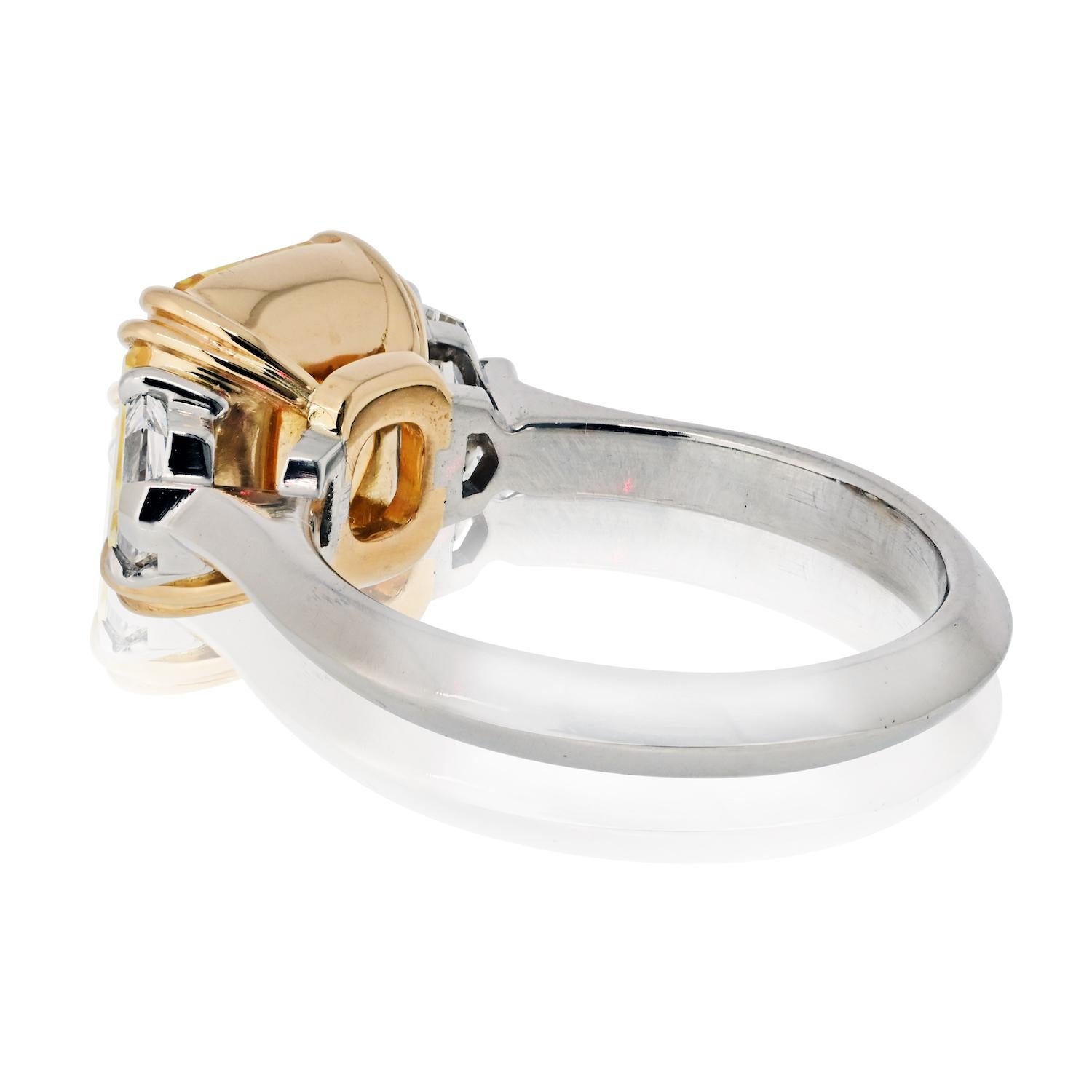 Anillo de compromiso de diamantes con tres piedras, talla radiante, 4,06ct Amarillo Intenso Fancy Corte radiante en venta