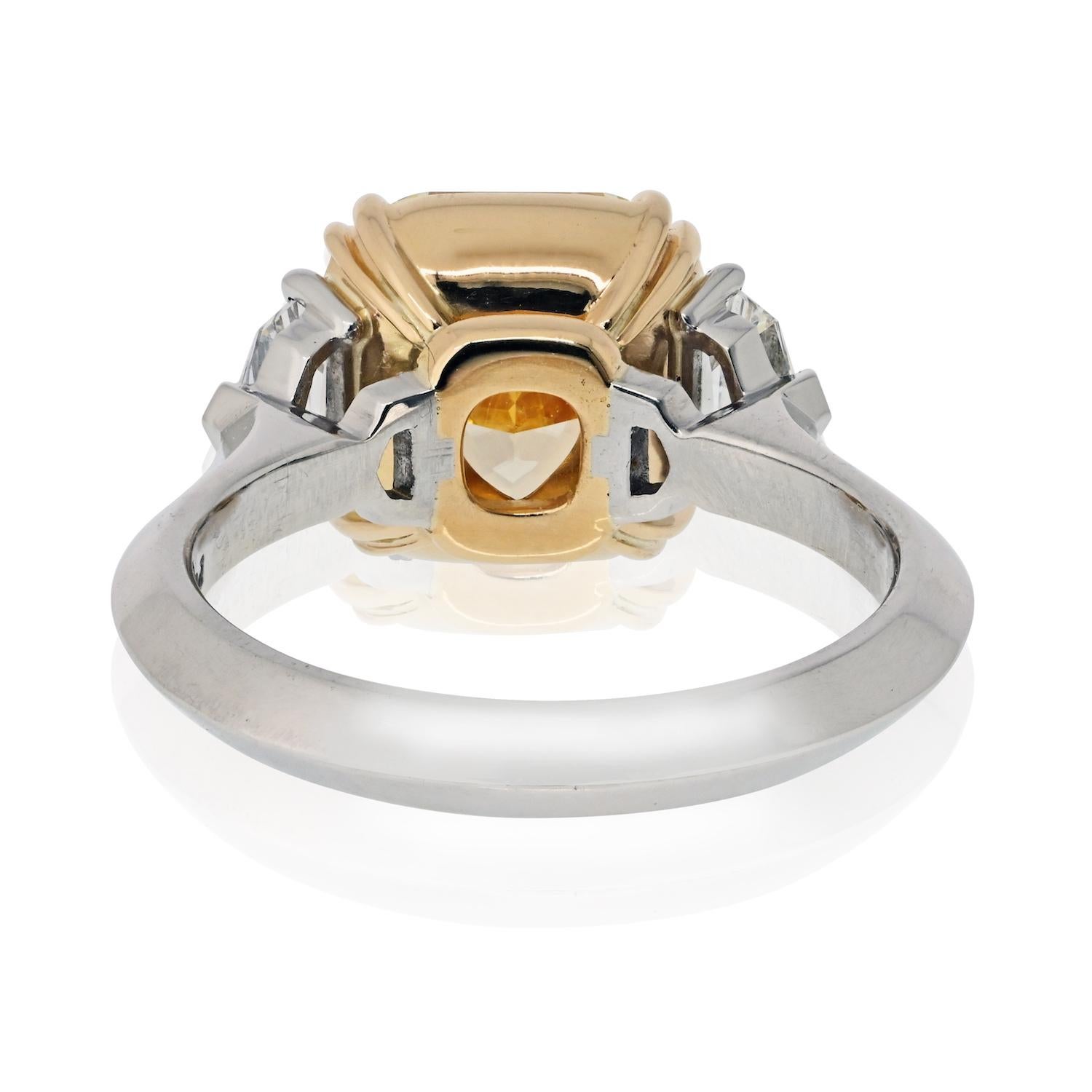 Anillo de compromiso de diamantes con tres piedras, talla radiante, 4,06ct Amarillo Intenso Fancy en Excelente estado para la venta en New York, NY