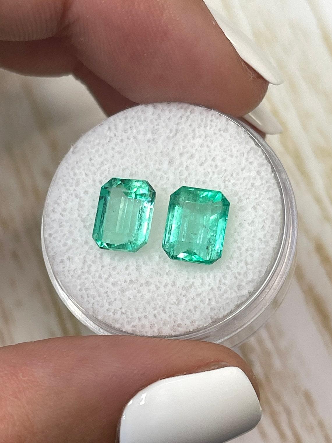 Moderne 4.06tcw Matching 8.5x6.5 Emerald Cut Colombian Emeralds - Genuine Loose Pair en vente
