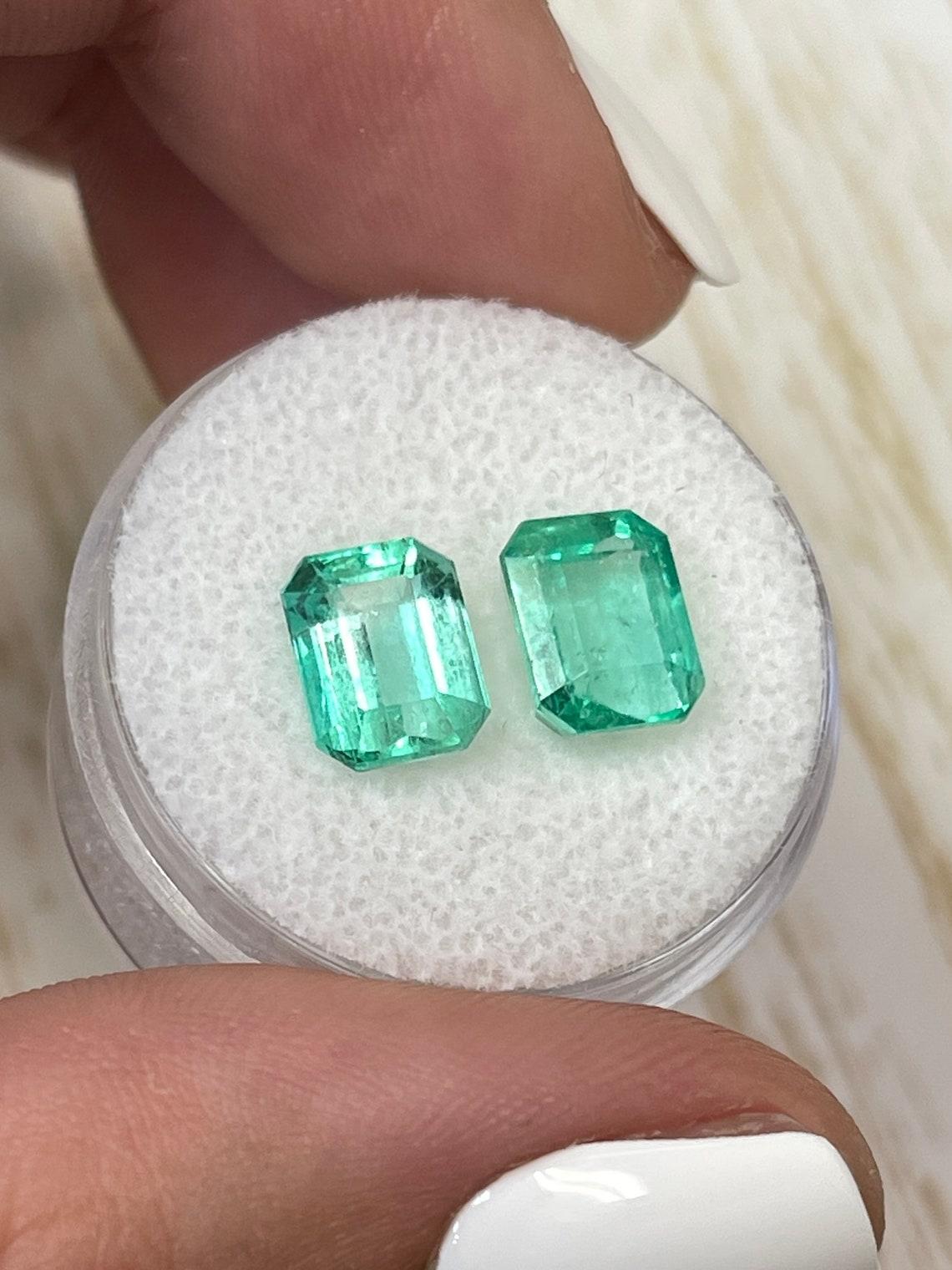4.06tcw Matching 8.5x6.5 Emerald Cut Colombian Emeralds - Genuine Loose Pair Neuf - En vente à Jupiter, FL