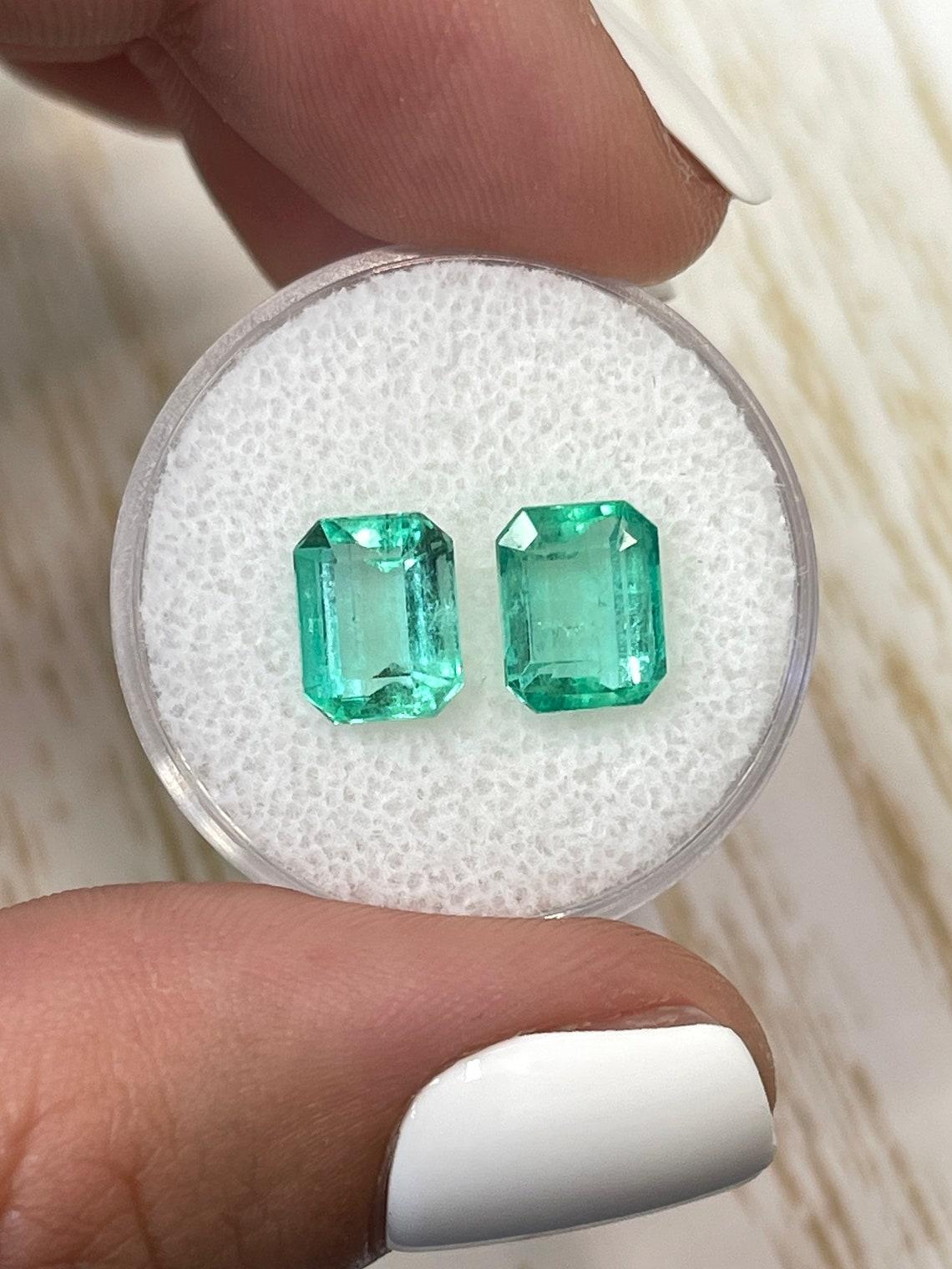 4.06tcw Matching 8.5x6.5 Emerald Cut Colombian Emeralds - Genuine Loose Pair Pour femmes en vente
