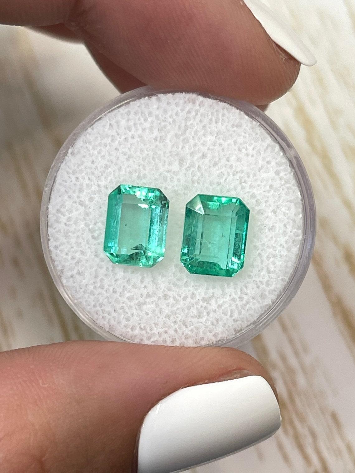 4.06tcw Matching 8.5x6.5 Emerald Cut Colombian Emeralds - Genuine Loose Pair en vente 1