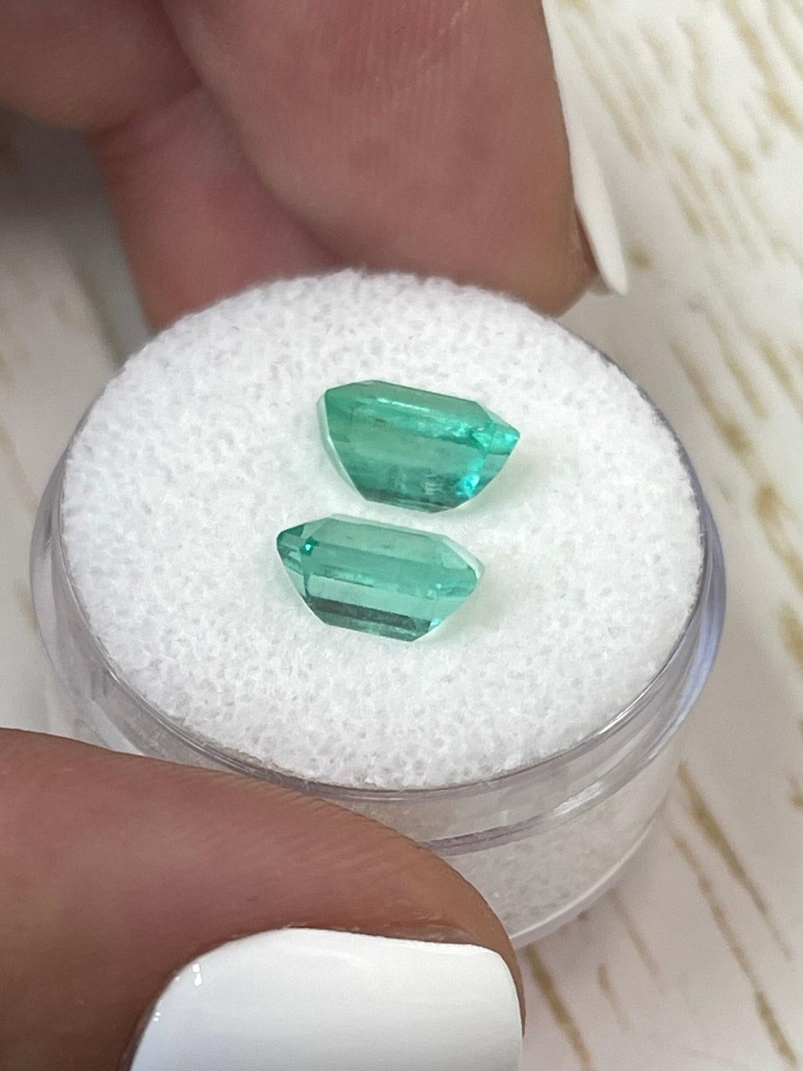 4.06tcw Matching 8.5x6.5 Emerald Cut Colombian Emeralds - Genuine Loose Pair en vente 2