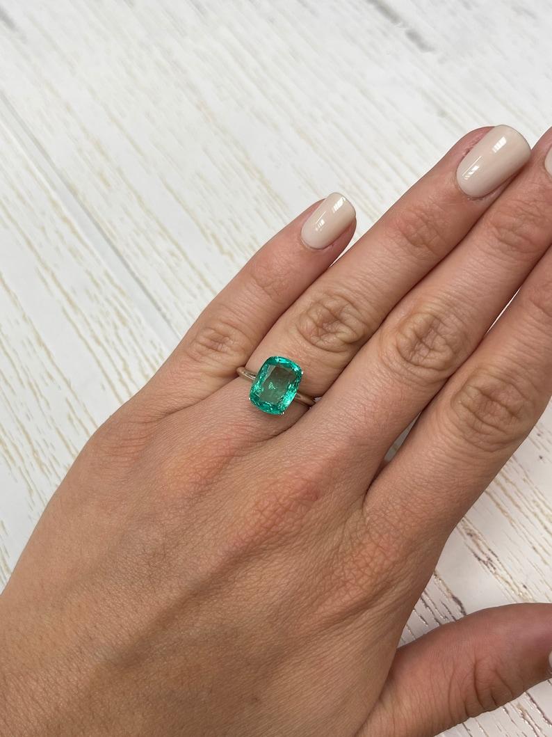 Donna 4,07 Carati 12x9 Smeraldo colombiano verde grande - Gemma allungata con taglio a cuscino in vendita