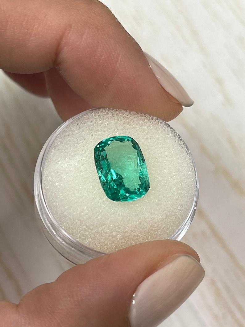 Moderno 4,07 Carati 12x9 Smeraldo colombiano verde grande - Gemma allungata con taglio a cuscino in vendita