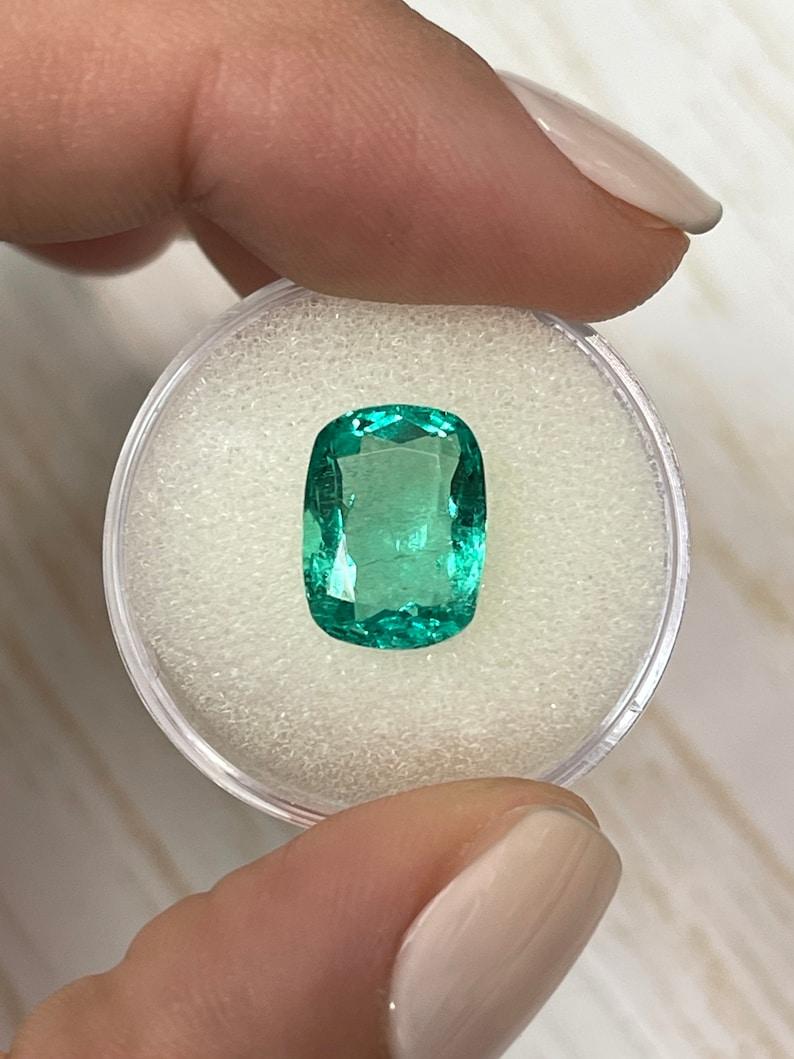 A. Stone: Smeraldo
Peso: 4,07 carati
Forma: Taglio a cuscino
Chiarezza: Trasparente
Lucentezza: Eccellente-Molto buona
Colore: Greene & Greene bluastro
Misure: 12,10 mm x 9,03 mm x 5,72 mm
Origine geografica: Colombia
Trattamento: Naturale,