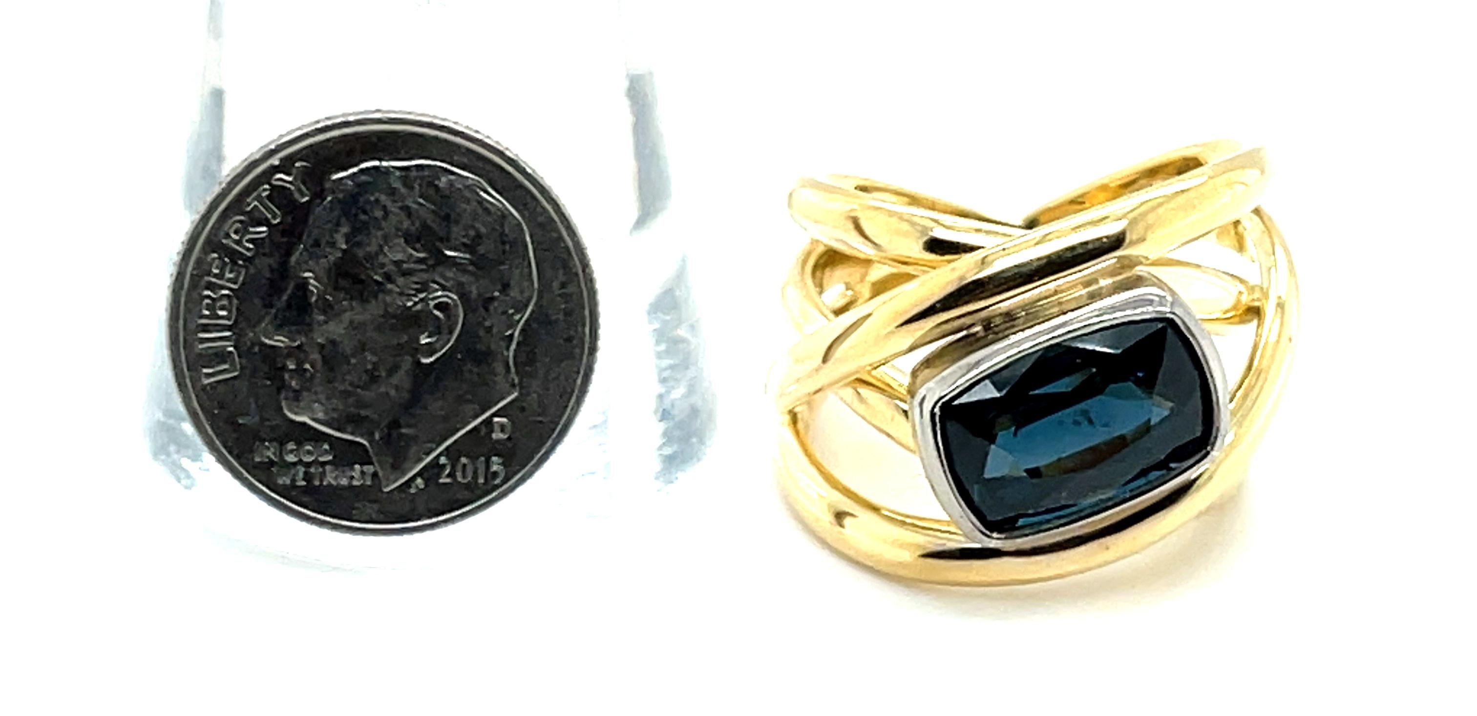 Women's or Men's 4.07 Carat Blue Spinel and 18k Gold Ring   For Sale