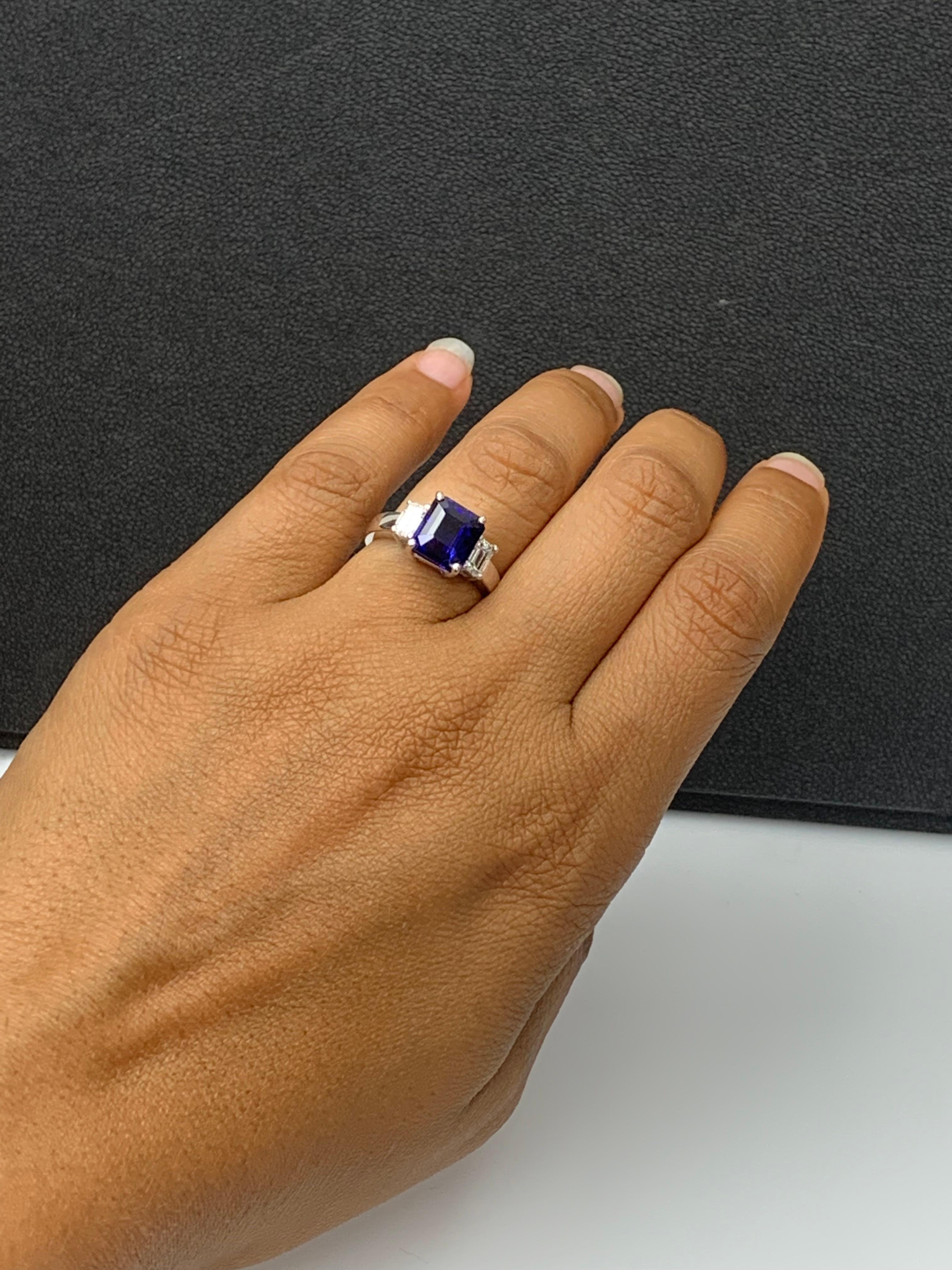 Bague de fiançailles en or blanc 14 carats 4,07 carats saphir taille émeraude et diamant en vente 4