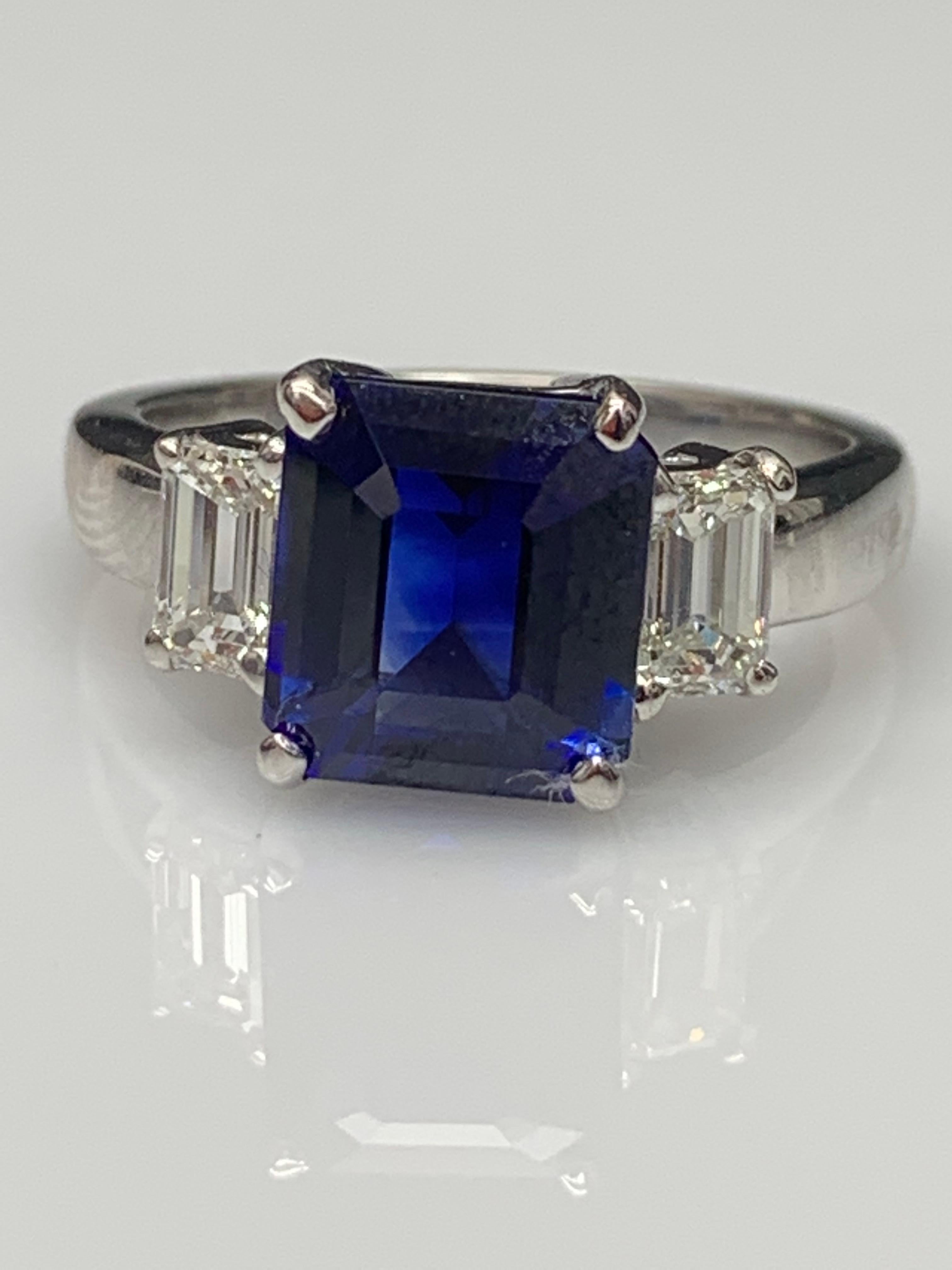 Bague de fiançailles en or blanc 14 carats 4,07 carats saphir taille émeraude et diamant en vente 7