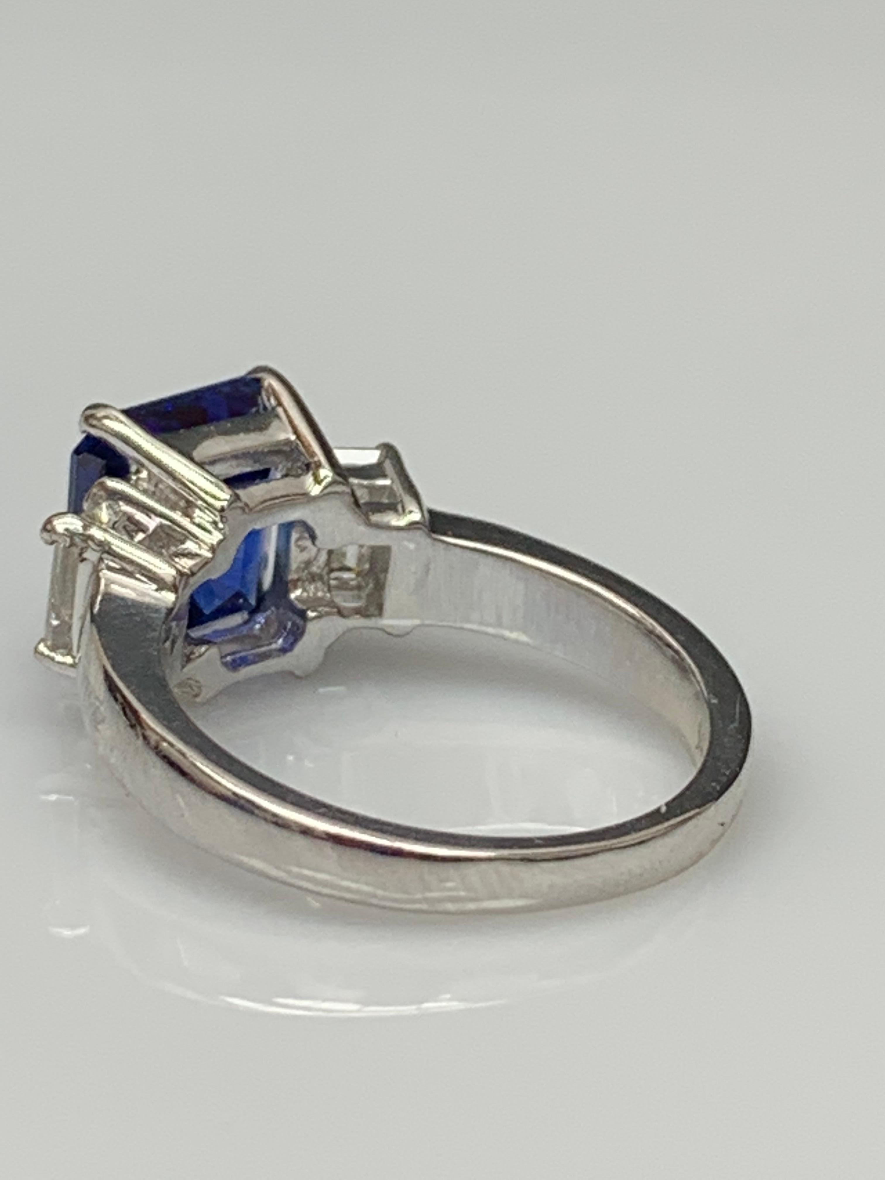 Bague de fiançailles en or blanc 14 carats 4,07 carats saphir taille émeraude et diamant en vente 9