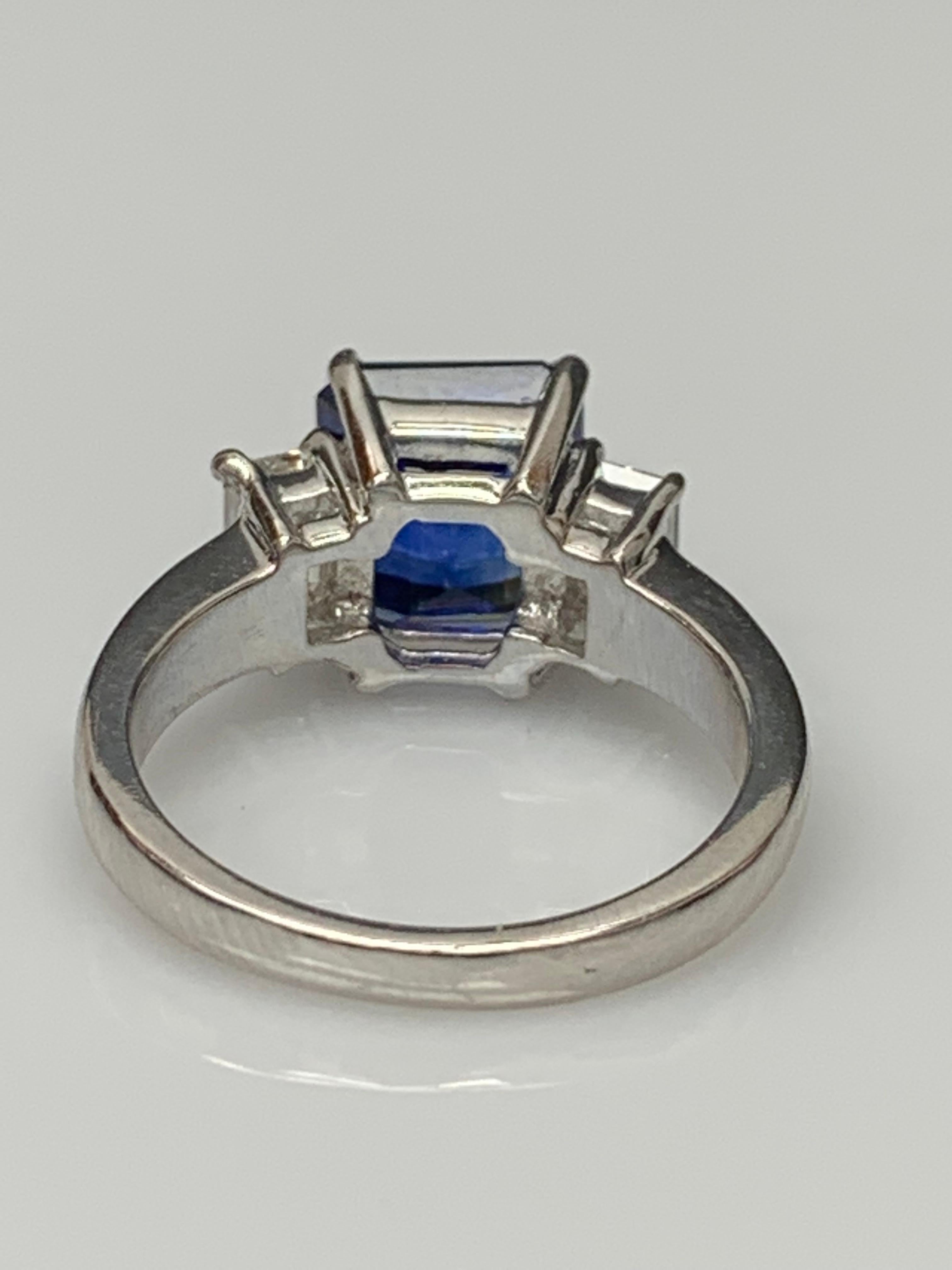 Bague de fiançailles en or blanc 14 carats 4,07 carats saphir taille émeraude et diamant en vente 10