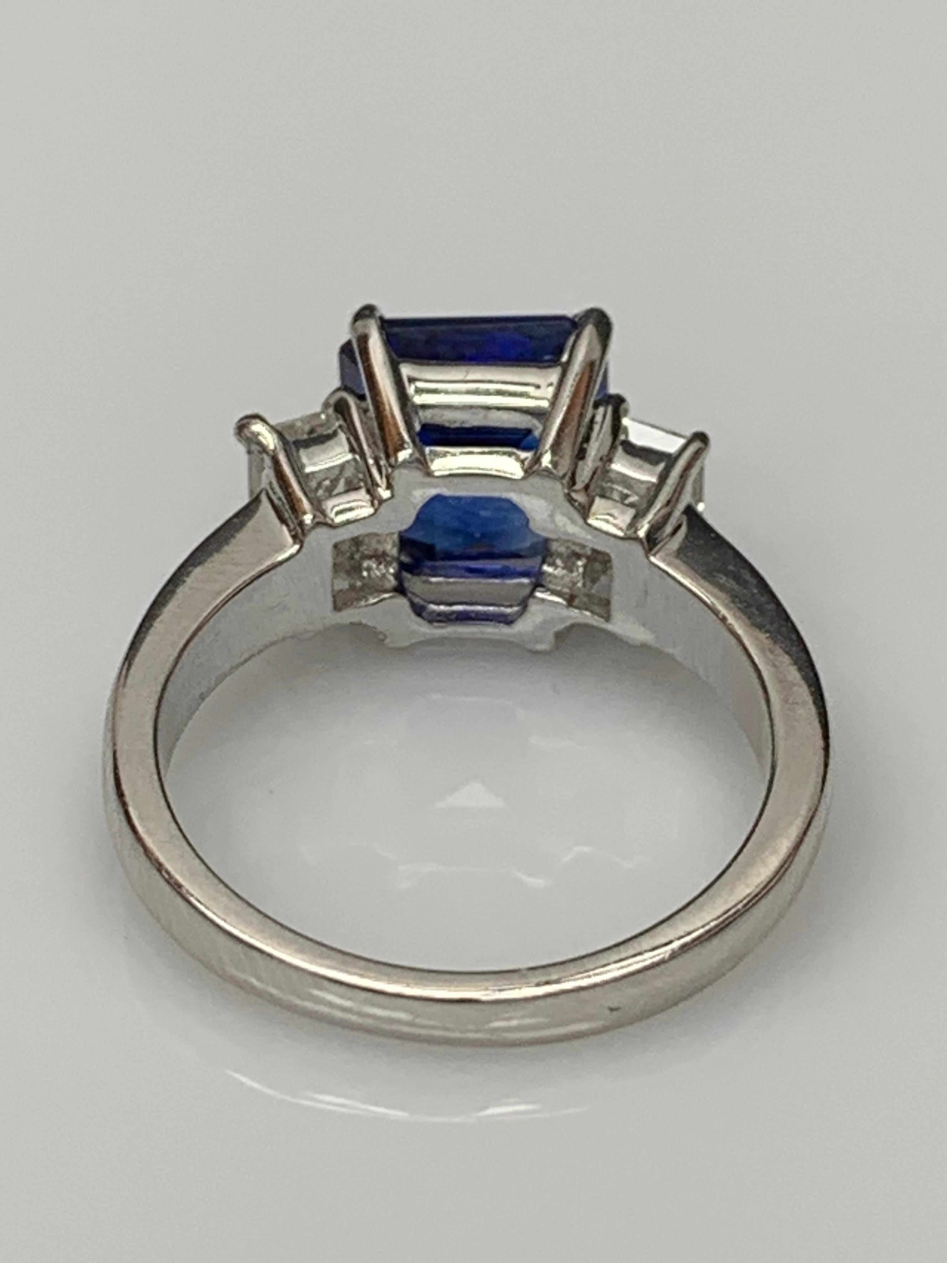 Bague de fiançailles en or blanc 14 carats 4,07 carats saphir taille émeraude et diamant en vente 11