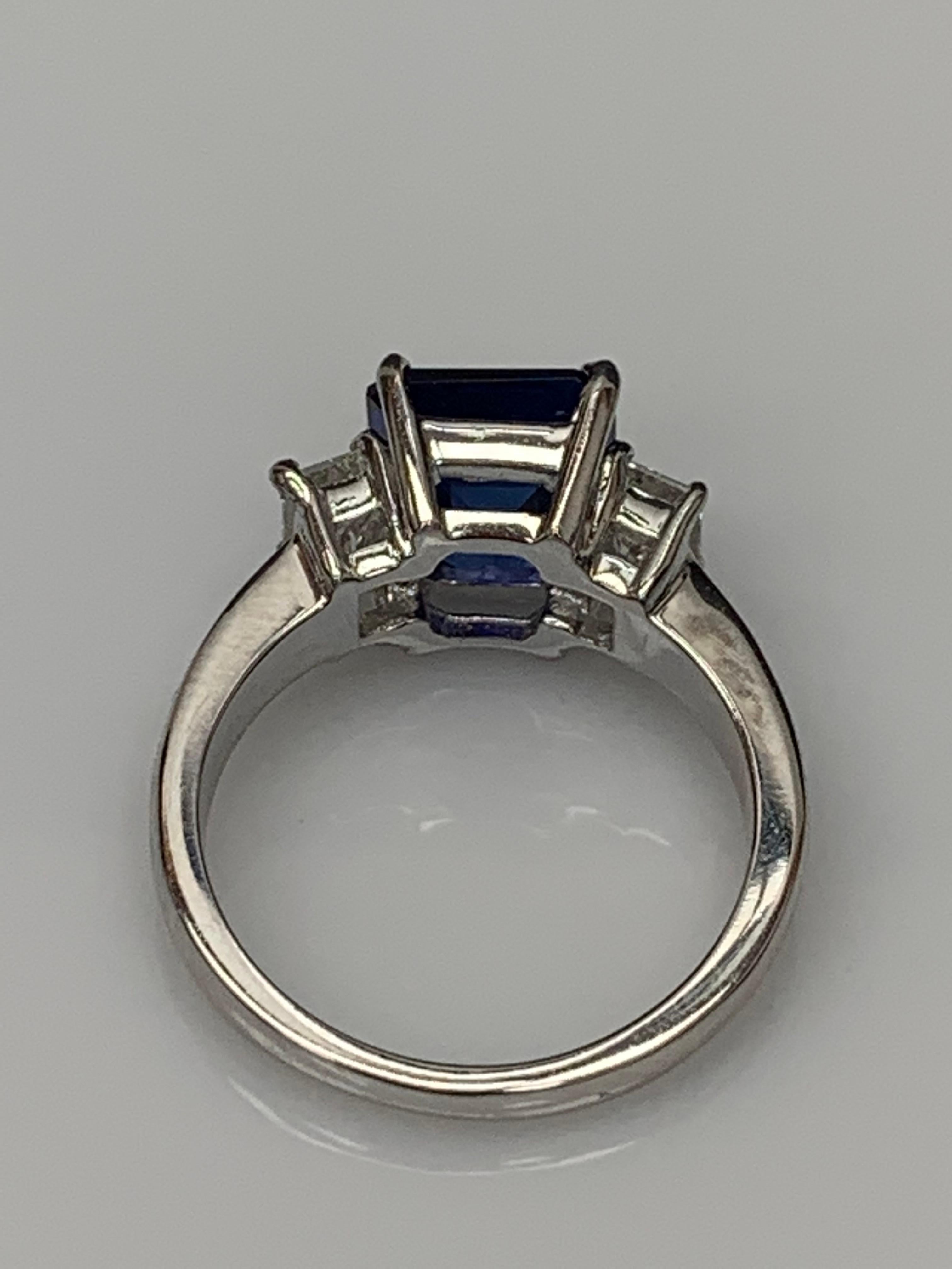 Bague de fiançailles en or blanc 14 carats 4,07 carats saphir taille émeraude et diamant en vente 12