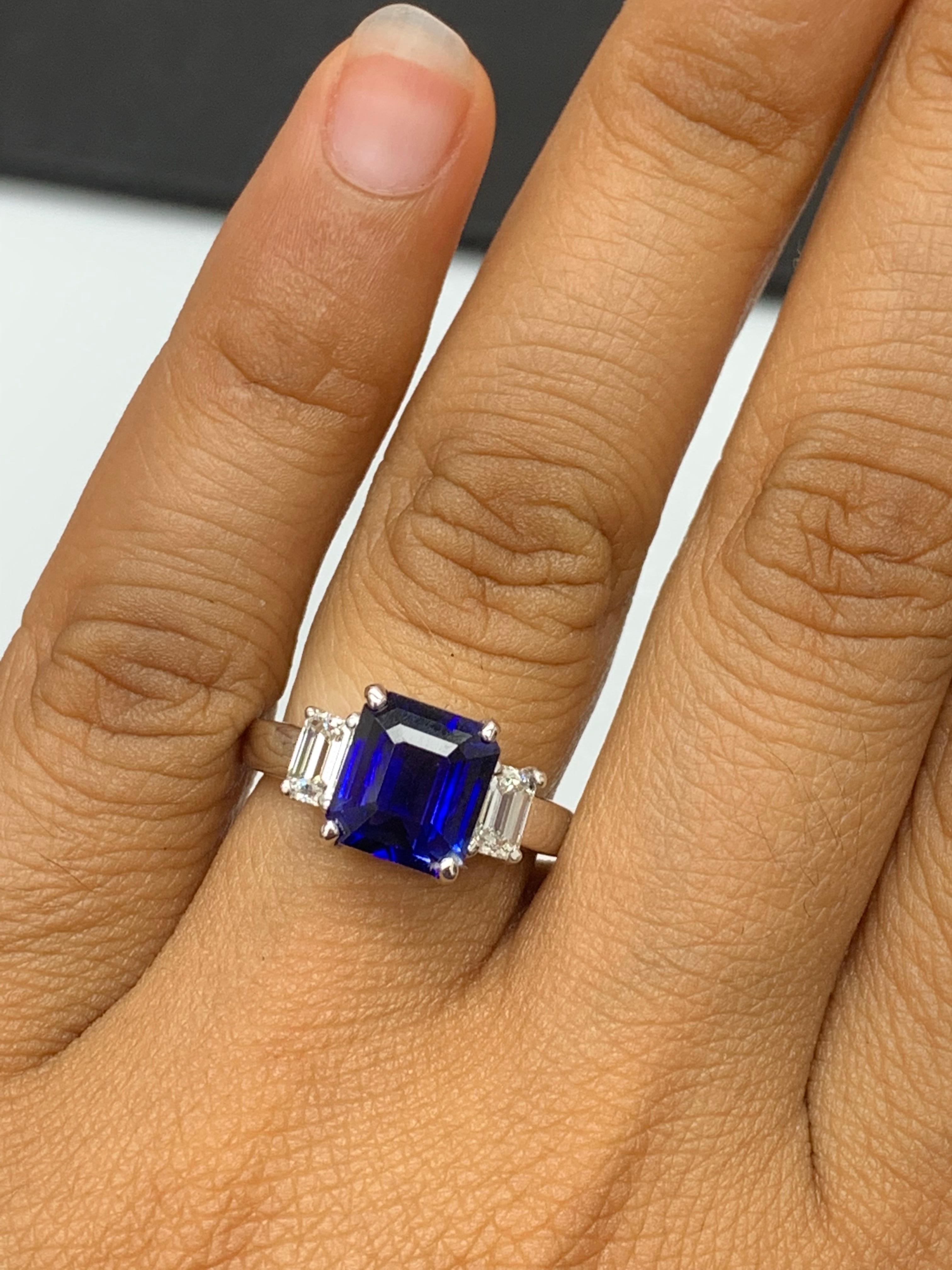 Le saphir bleu de taille émeraude et de couleur vive pèse 4,07 carats, flanqué de deux diamants brillants de taille émeraude pesant 0,78 carat au total. Elegamment serti dans une composition en or blanc 14k poli.