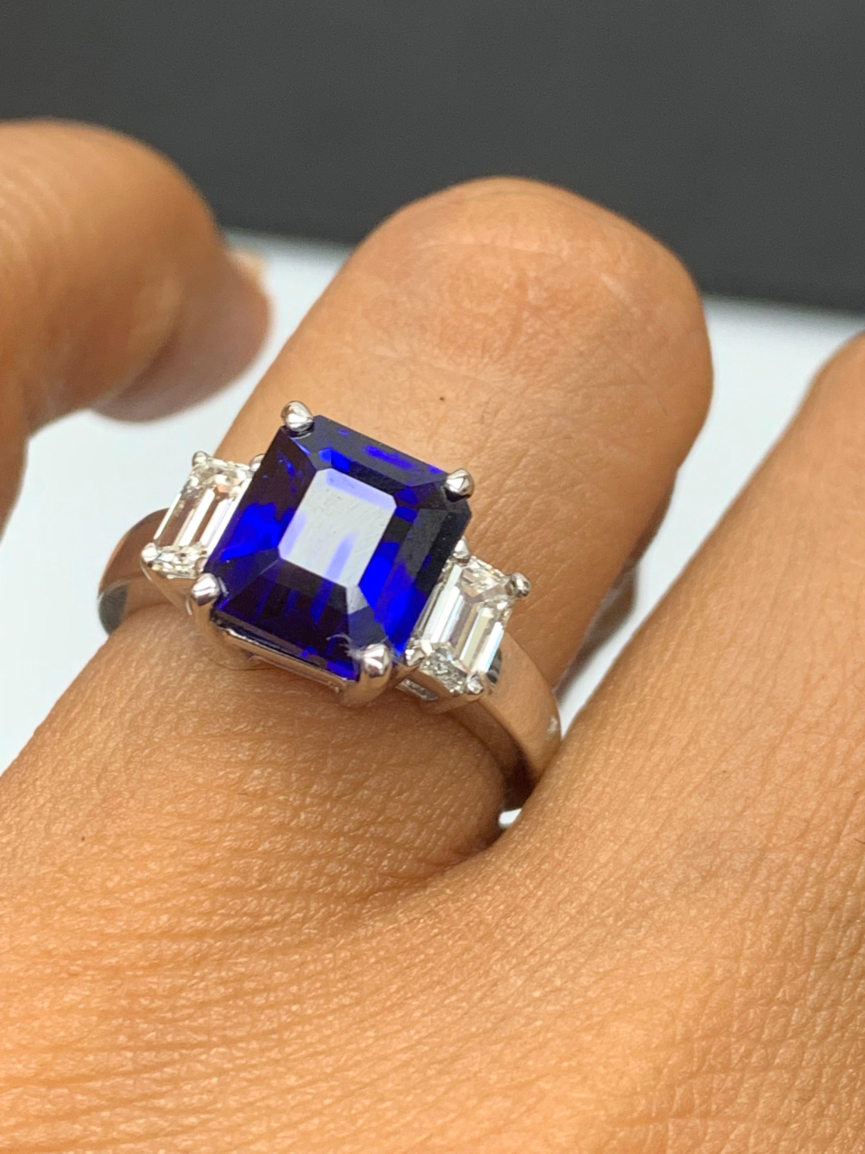 Moderne Bague de fiançailles en or blanc 14 carats 4,07 carats saphir taille émeraude et diamant en vente