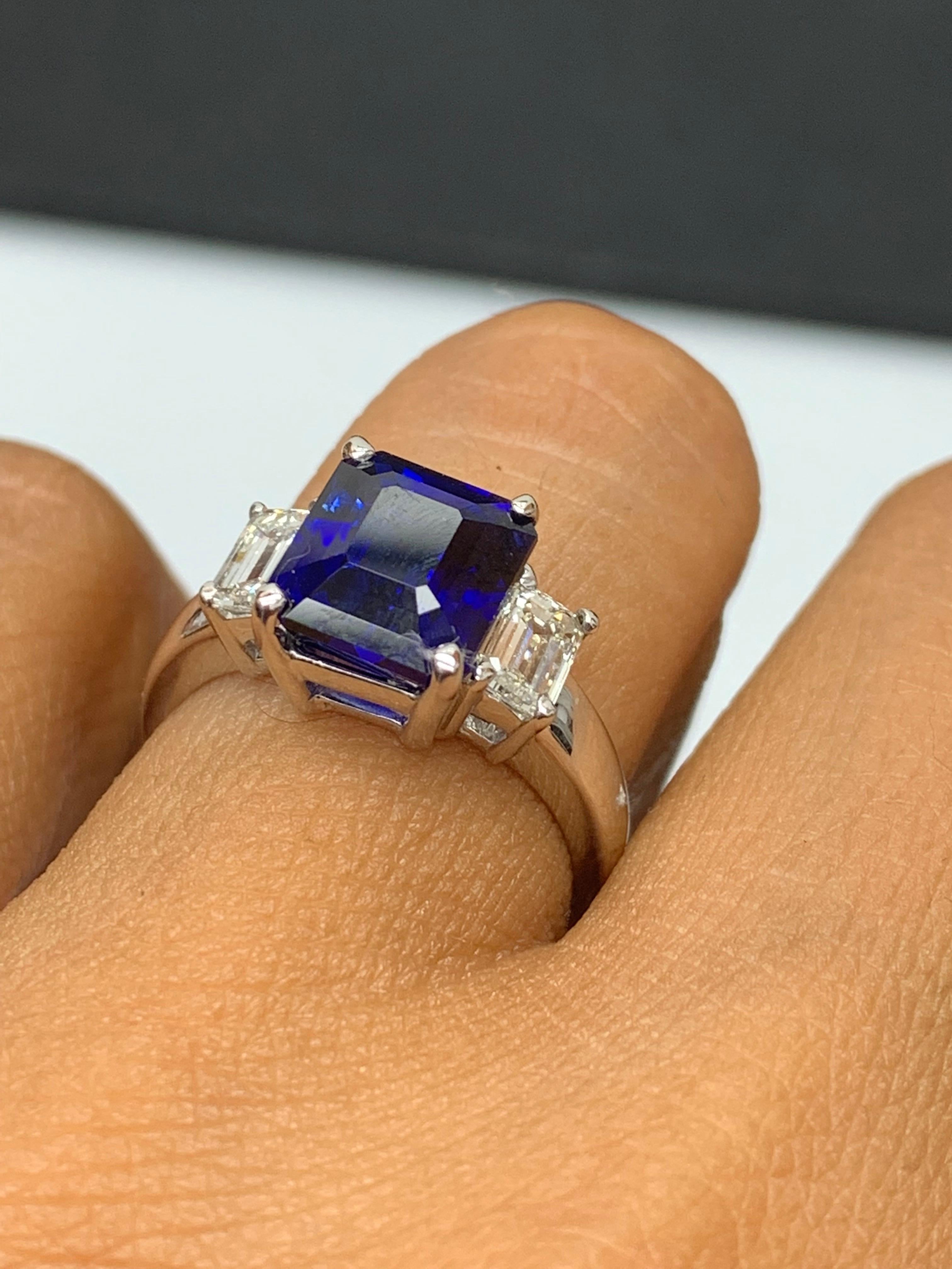 Taille émeraude Bague de fiançailles en or blanc 14 carats 4,07 carats saphir taille émeraude et diamant en vente